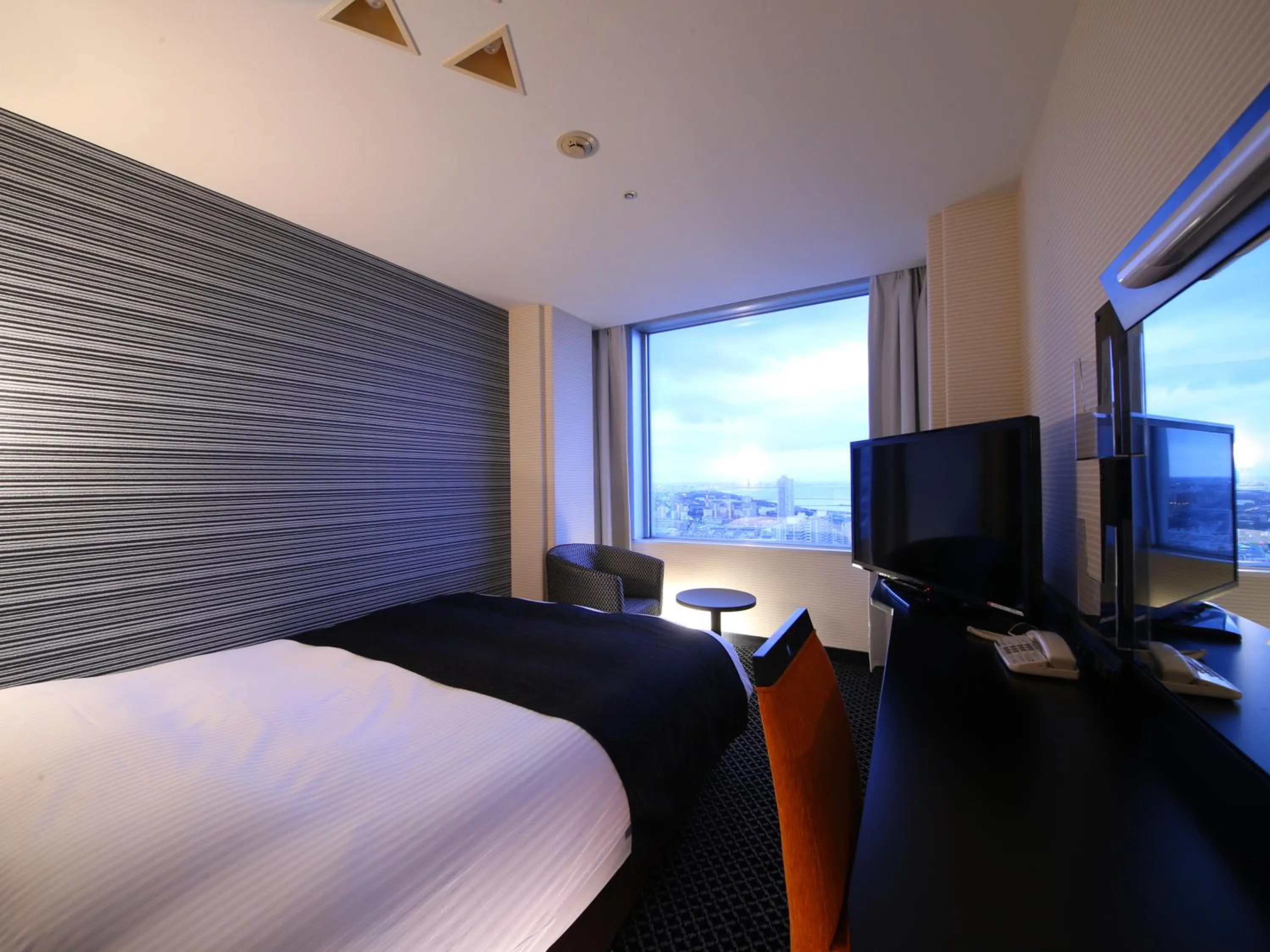 Photo of the whole room, Bed in APA Hotel & Resort Tokyo Bay Makuhari