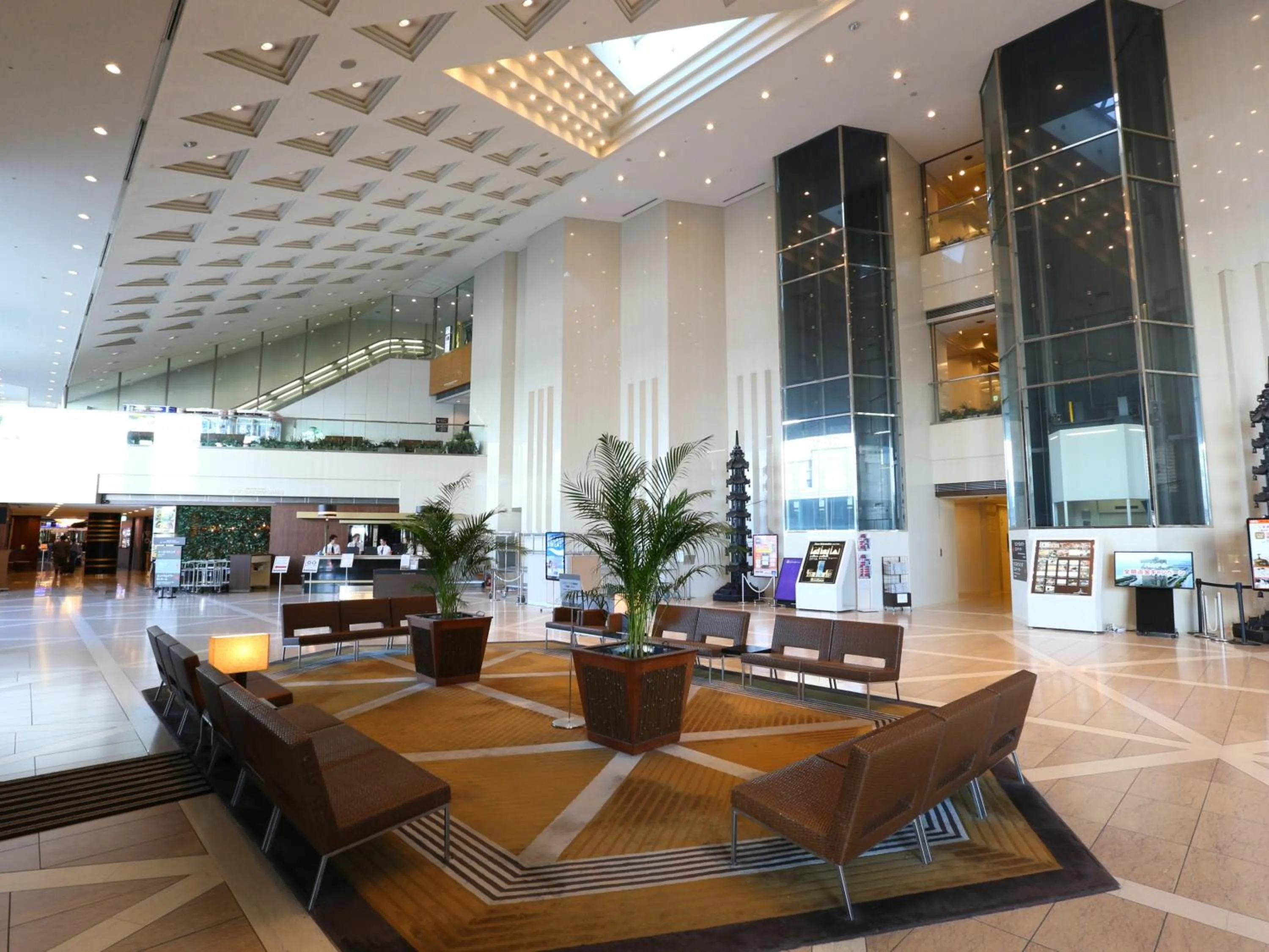 Lobby or reception in APA Hotel & Resort Tokyo Bay Makuhari