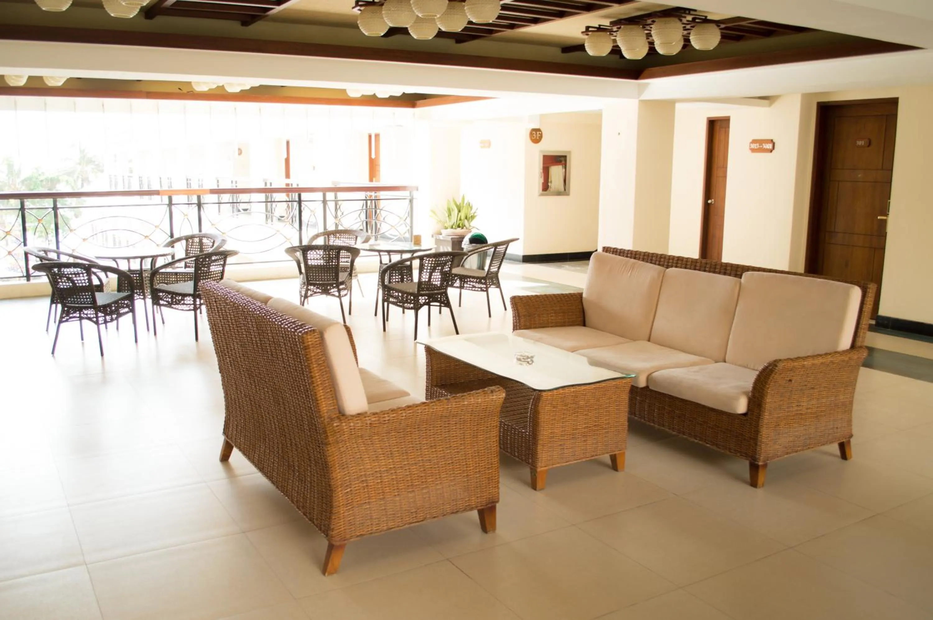 Communal lounge/ TV room in Golden Phoenix Hotel Boracay