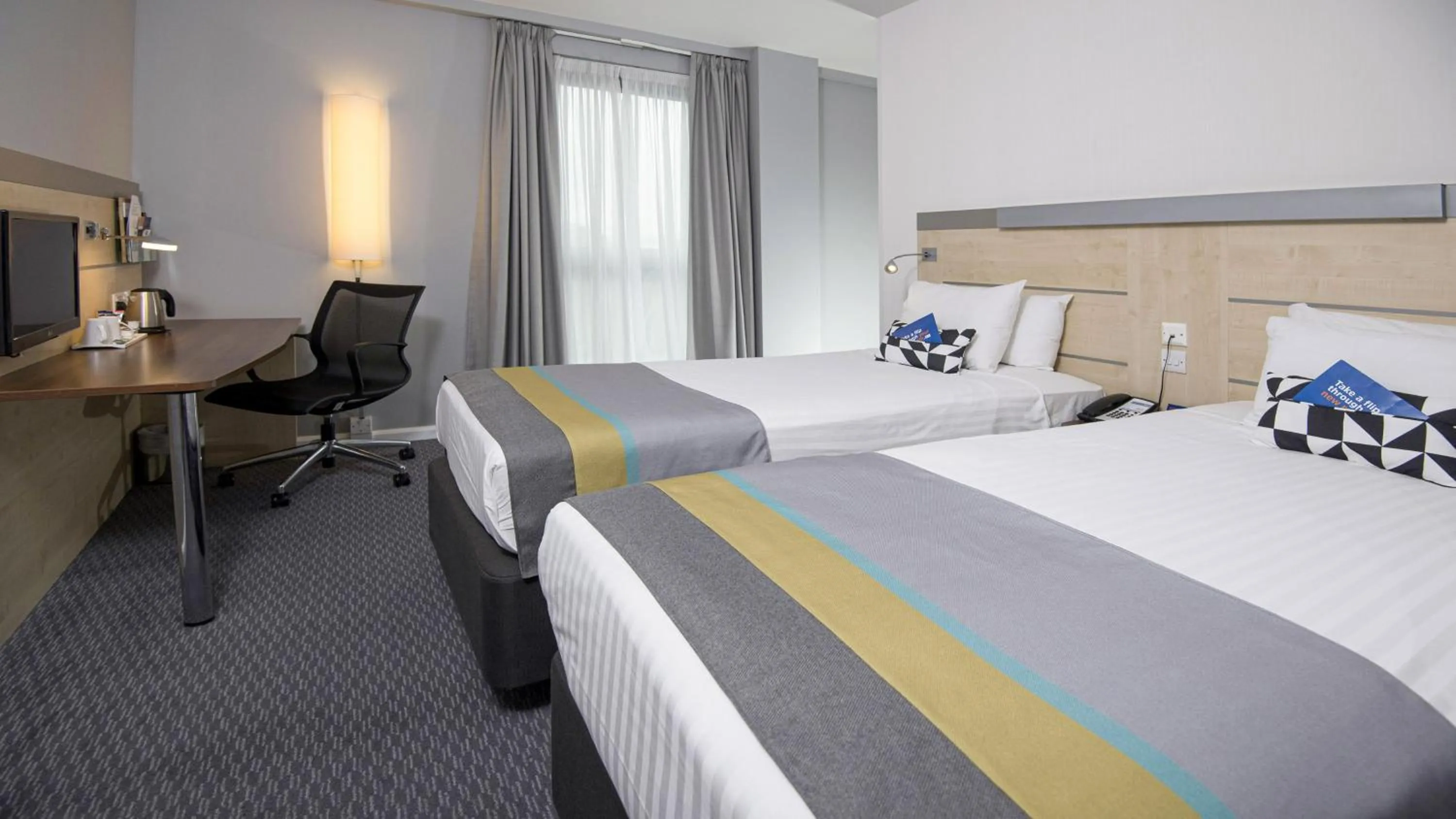 Photo of the whole room, Bed in Holiday Inn Express Hull City Centre by IHG