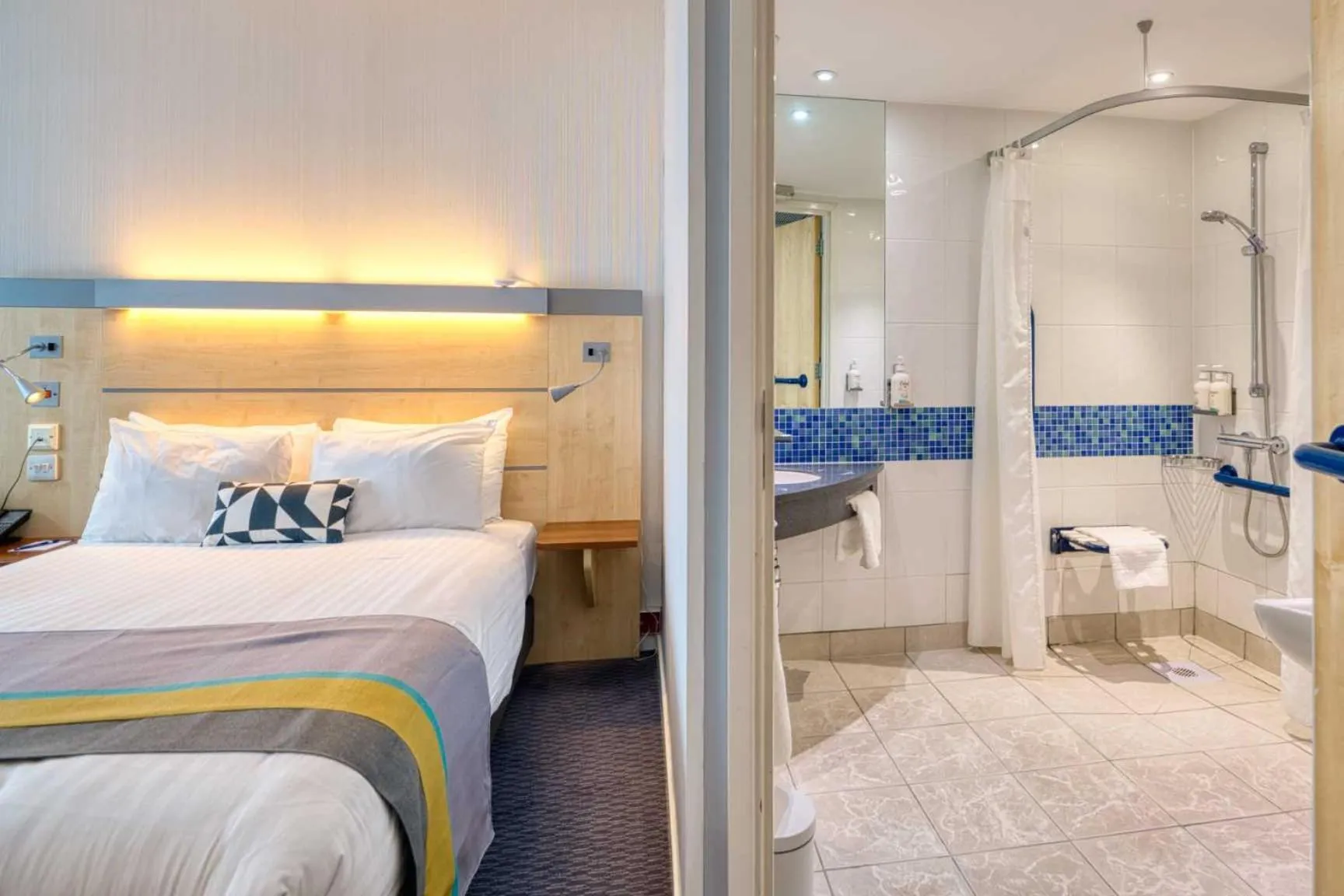 Photo of the whole room, Bed in Holiday Inn Express Hull City Centre by IHG