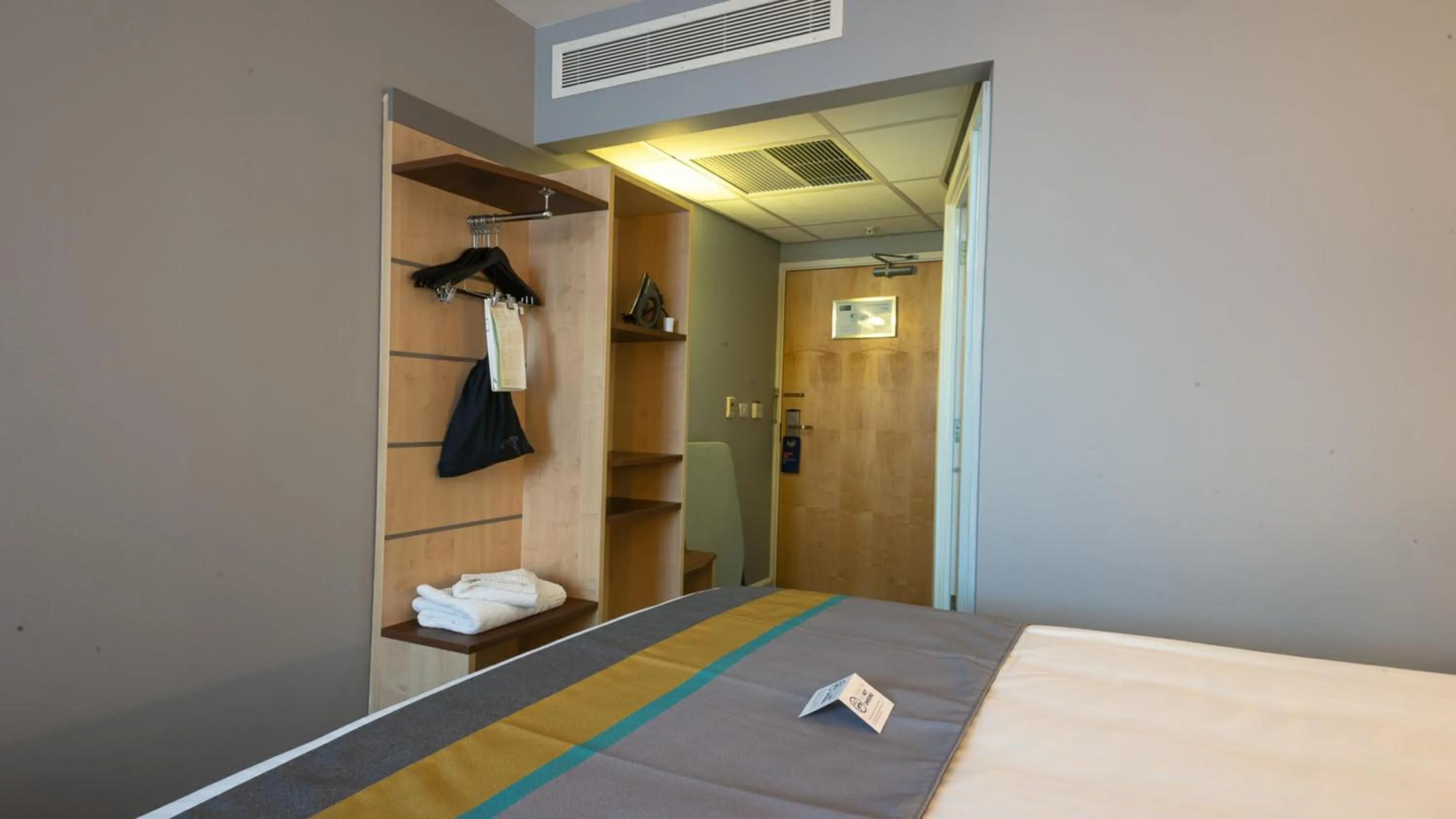 Photo of the whole room, Bed in Holiday Inn Express Hull City Centre by IHG