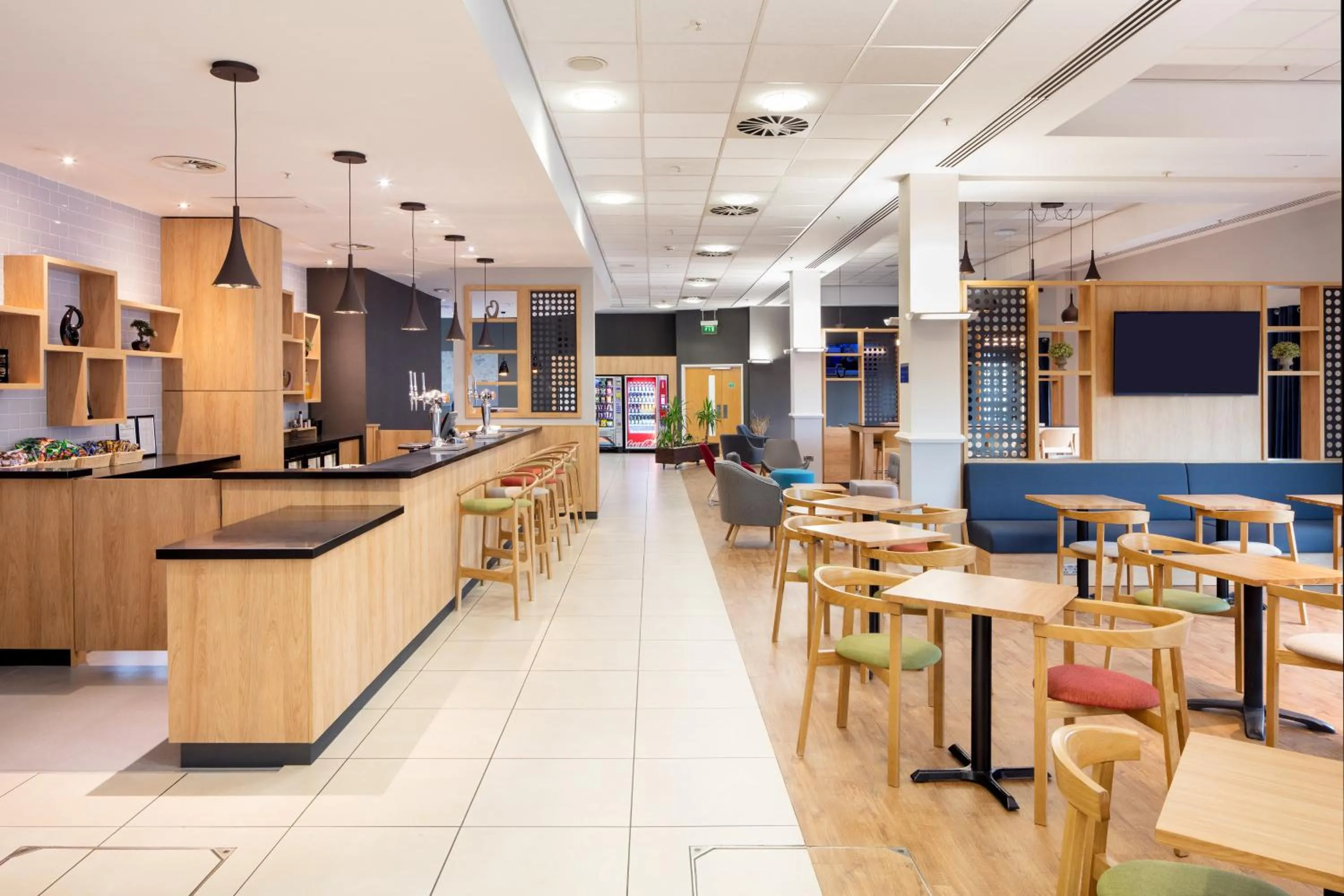Lounge or bar in Holiday Inn Express Hull City Centre by IHG