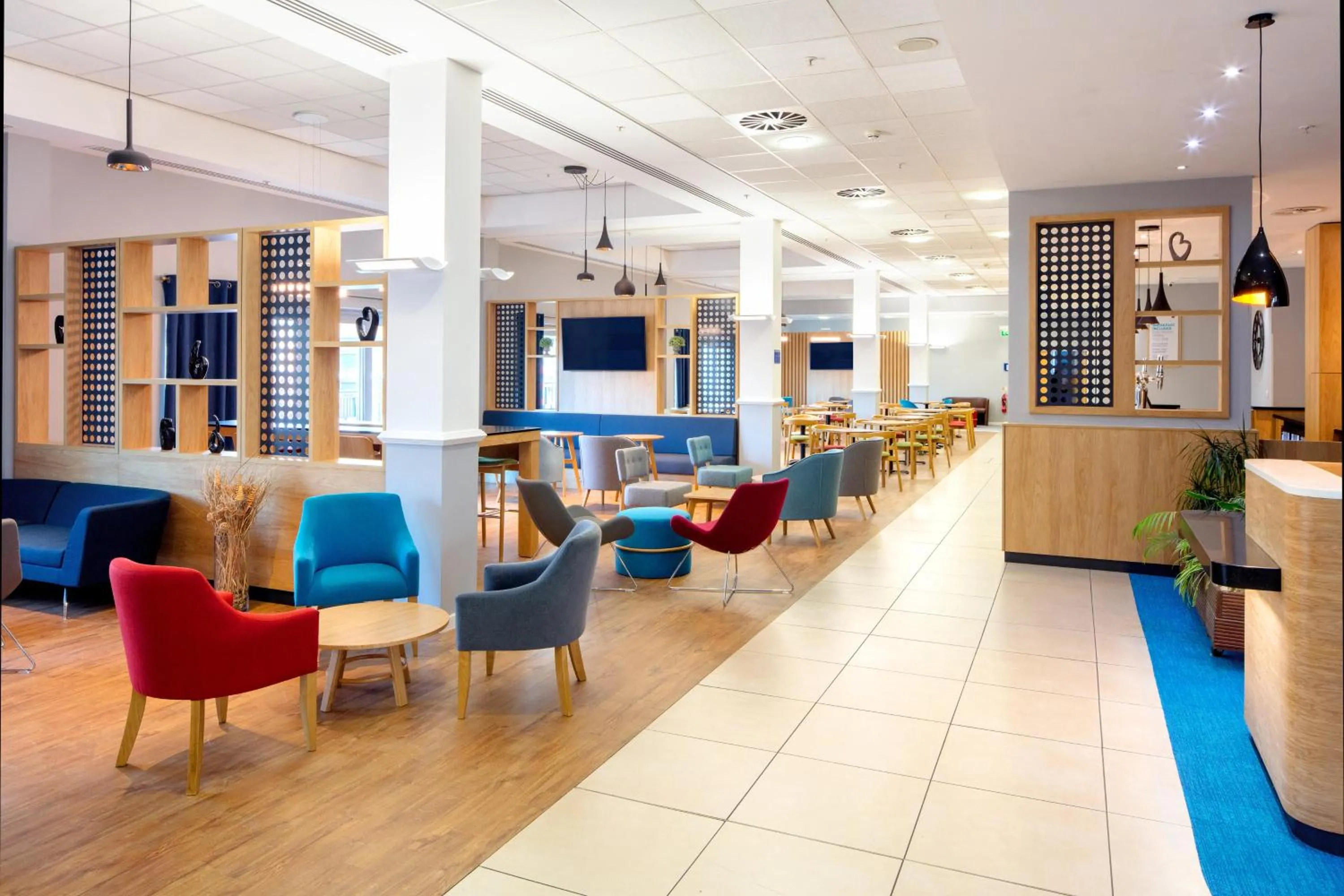 Lounge or bar in Holiday Inn Express Hull City Centre by IHG