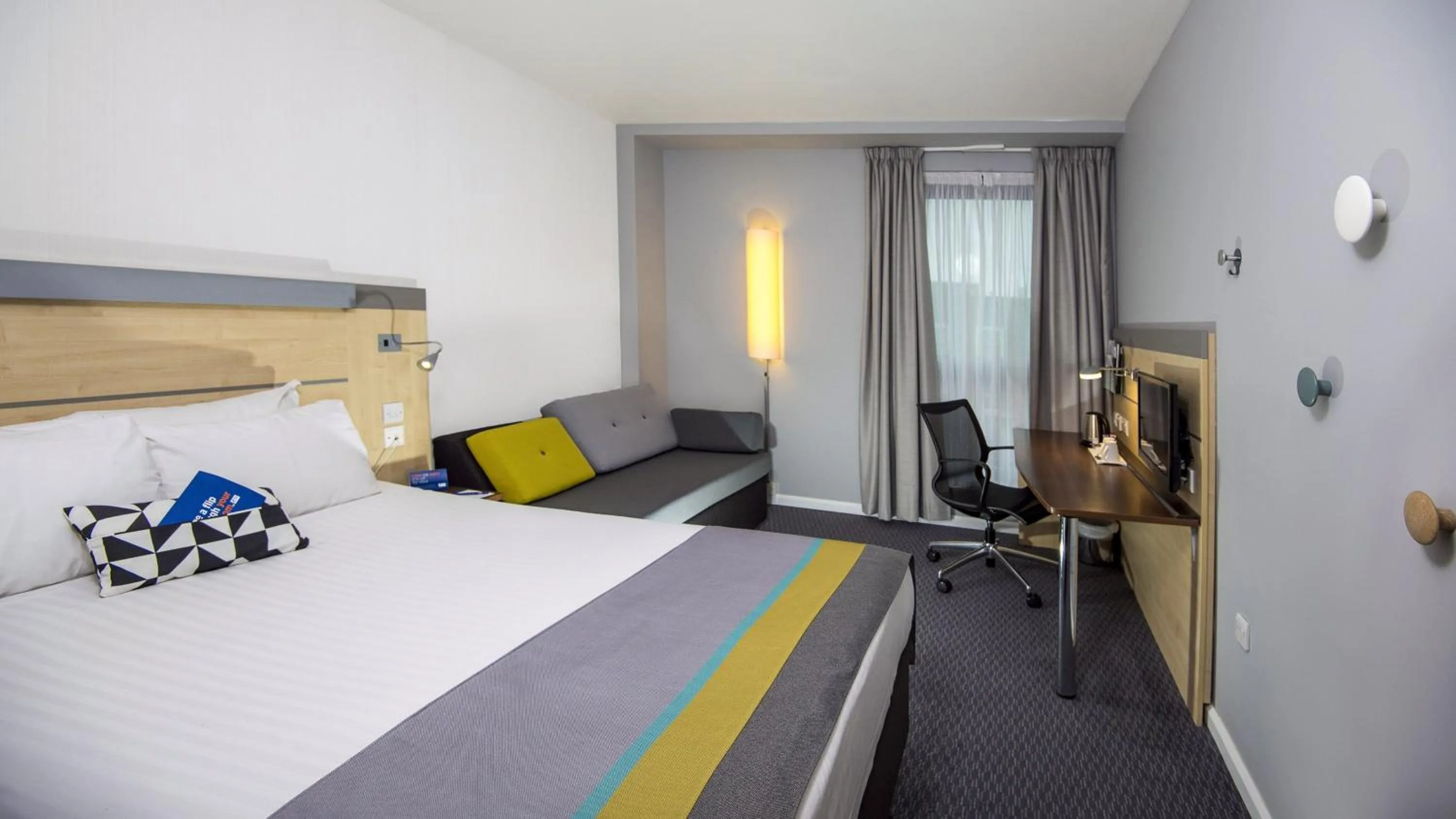 Photo of the whole room, Bed in Holiday Inn Express Hull City Centre by IHG