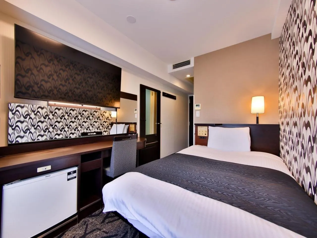 Photo of the whole room, Bed in APA Hotel Tsukiji Ekiminami