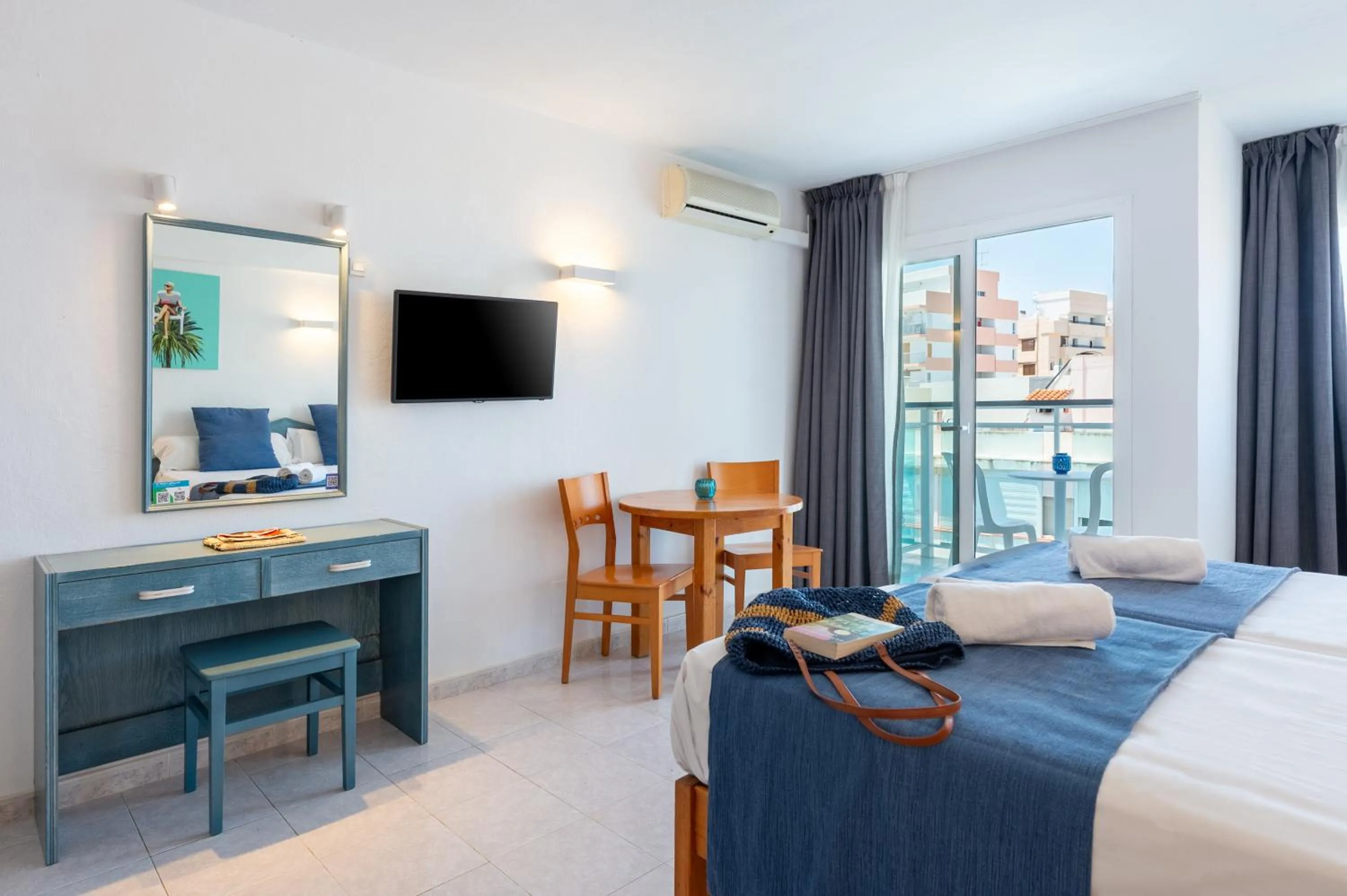 Bedroom, Bed in Hotel Apartamentos Vibra Central City - Adults only