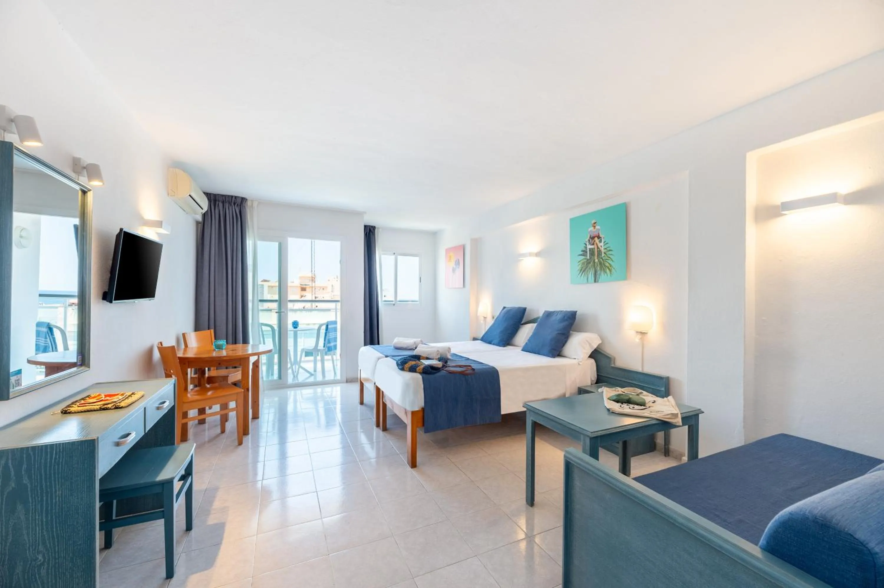 Photo of the whole room, Bed in Hotel Apartamentos Vibra Central City - Adults only