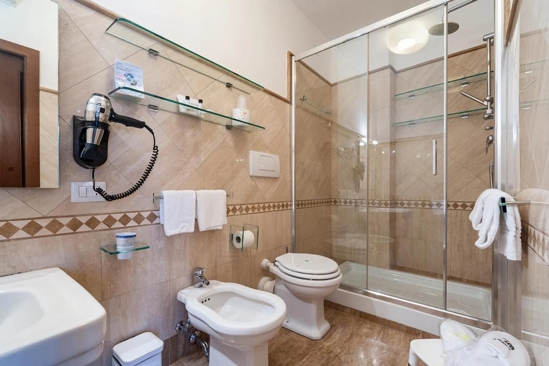 Shower in La Dolce Vita Barberini