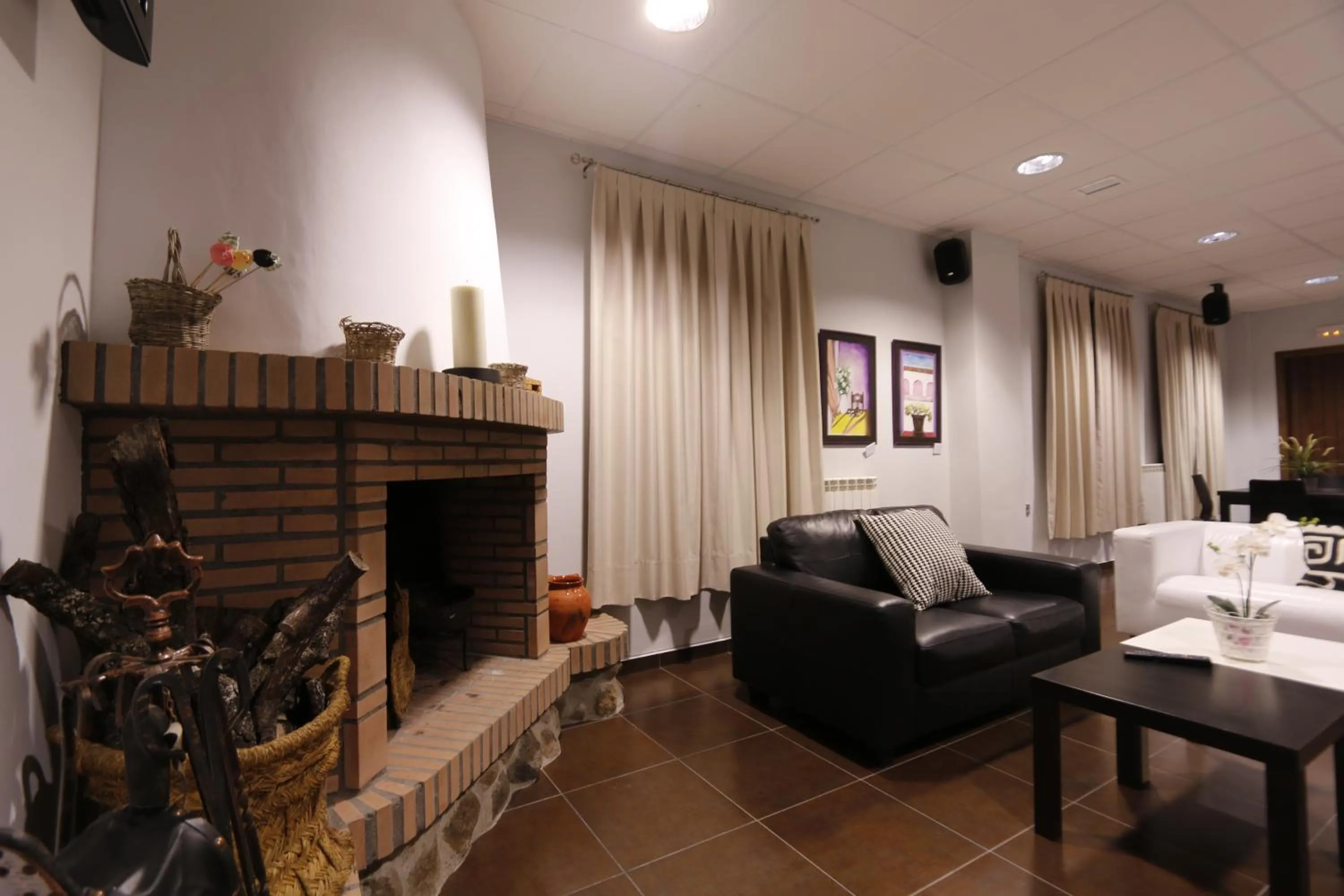 Communal lounge/ TV room in Hotel Rural Arroyo la Plata by Bossh Hotels