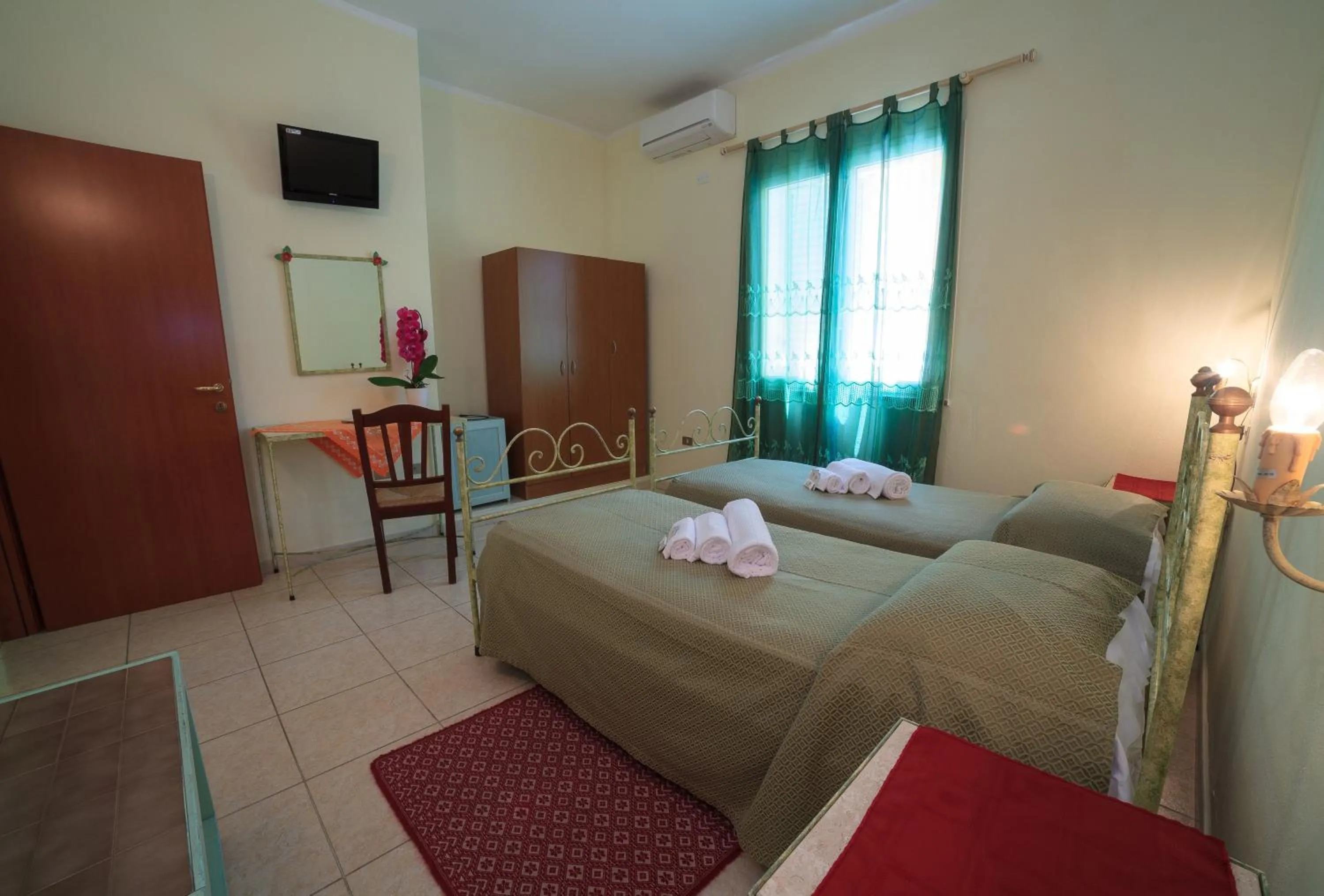 Photo of the whole room, Bed in Villa Alberta Hotel