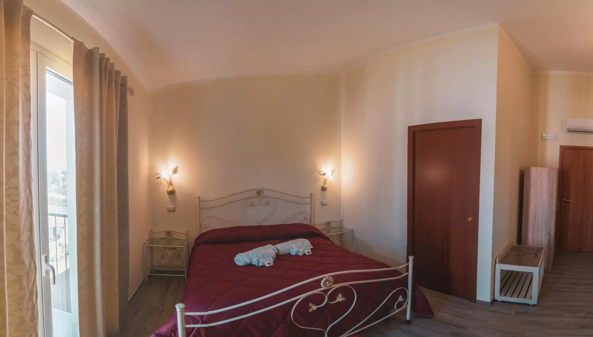 Bed in Villa Alberta Hotel