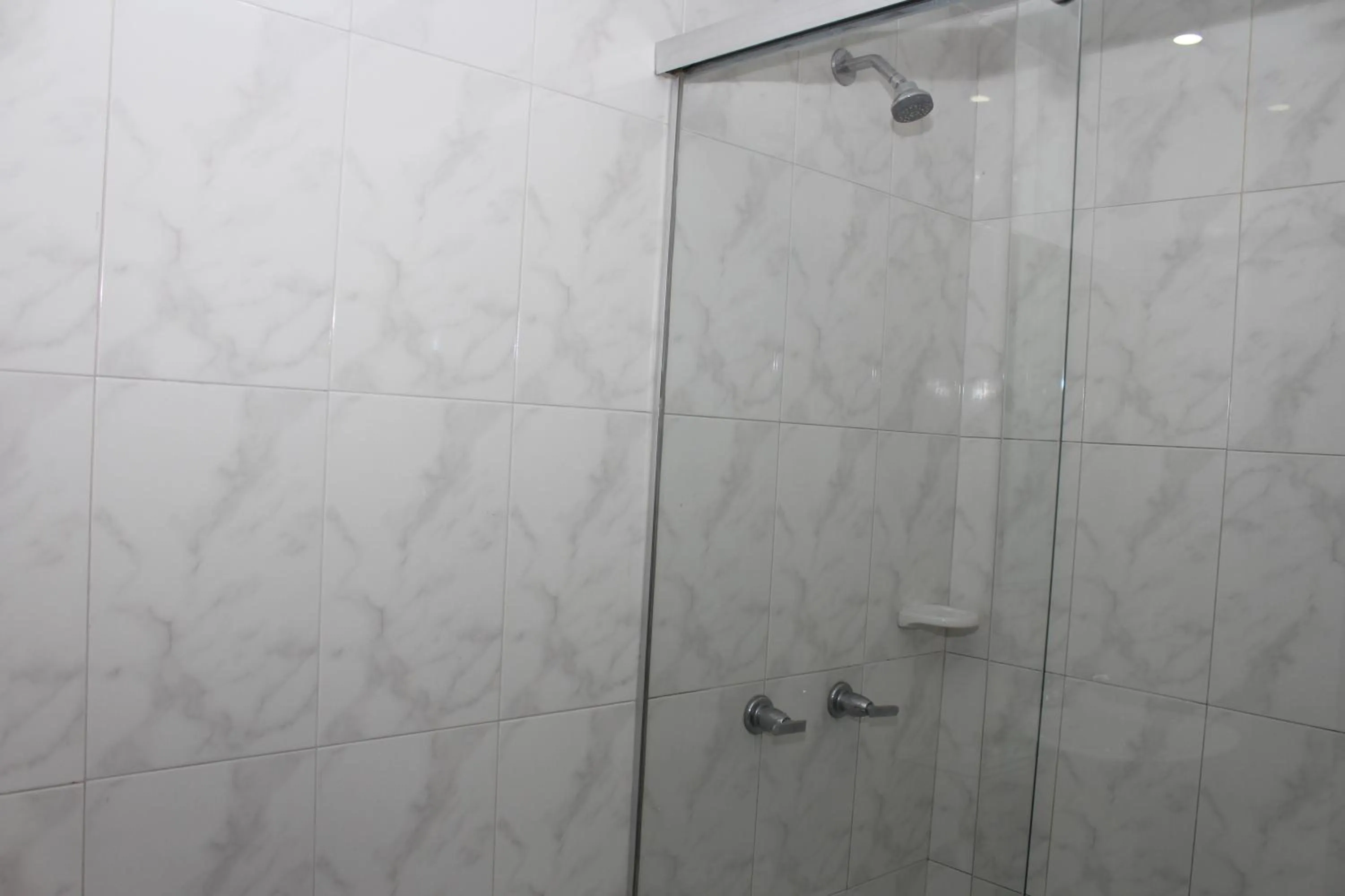 Shower in Hotel Dorado Plaza Bogota