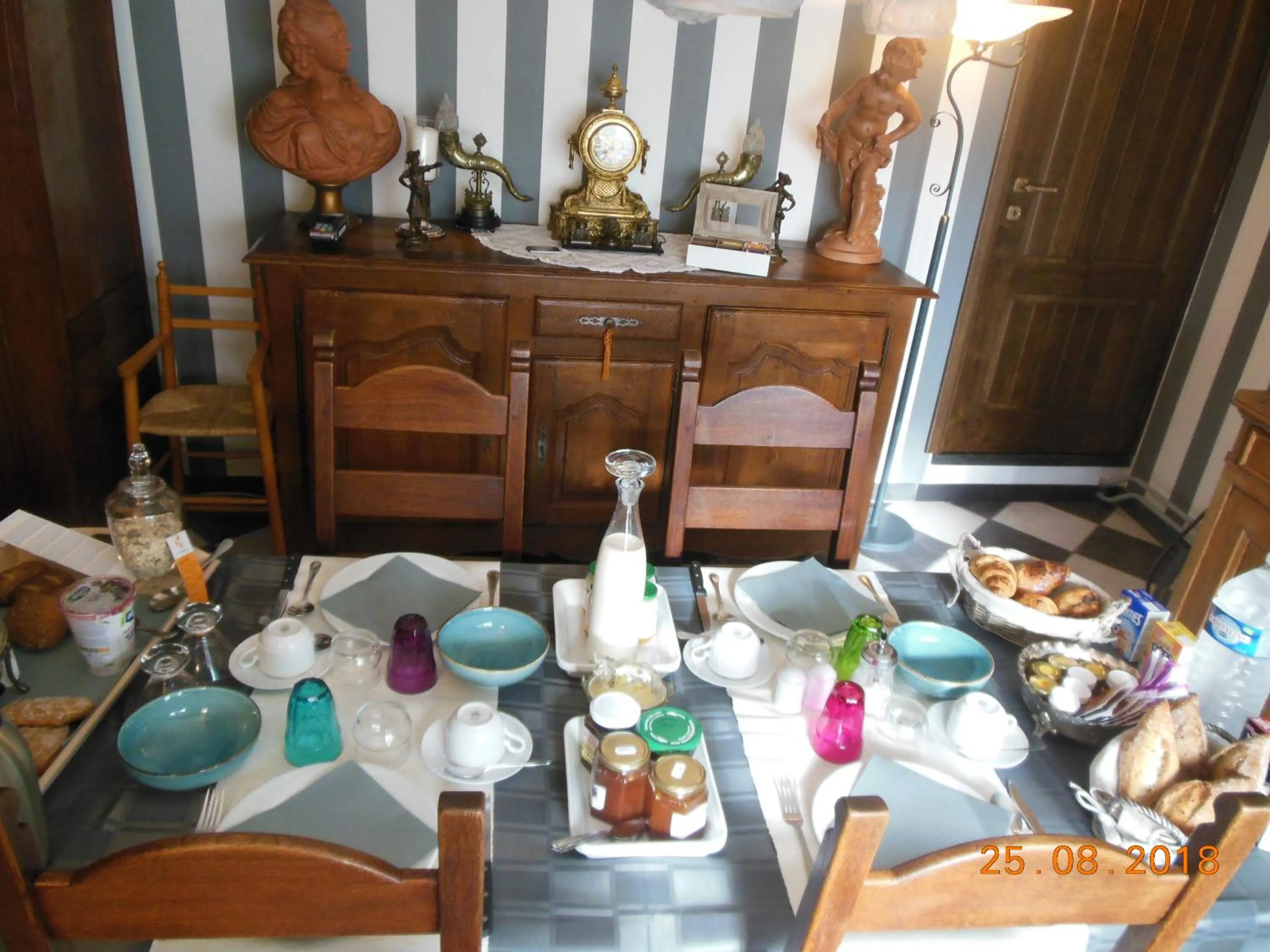 Continental breakfast in Au trou perdu