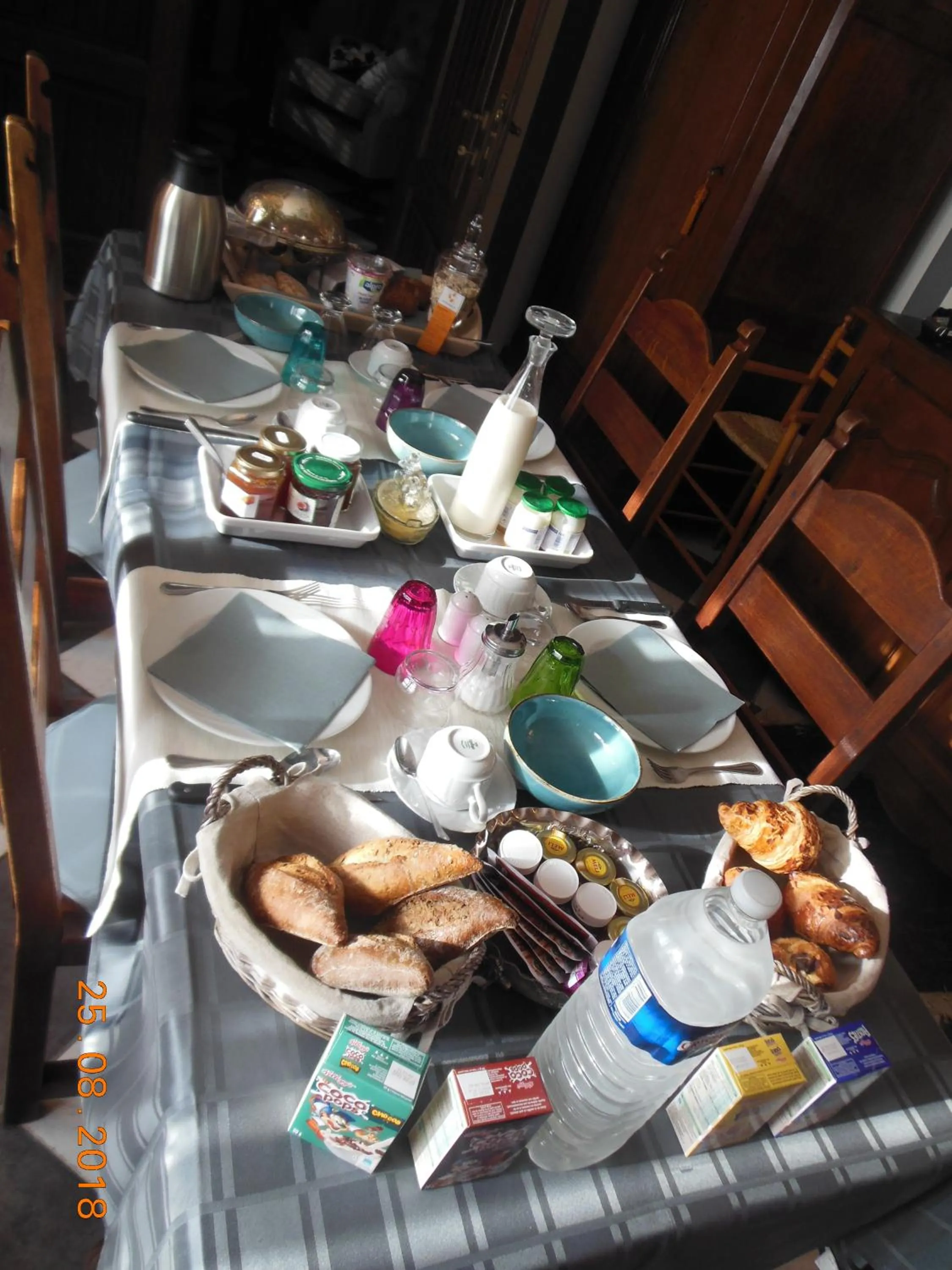 Continental breakfast in Au trou perdu