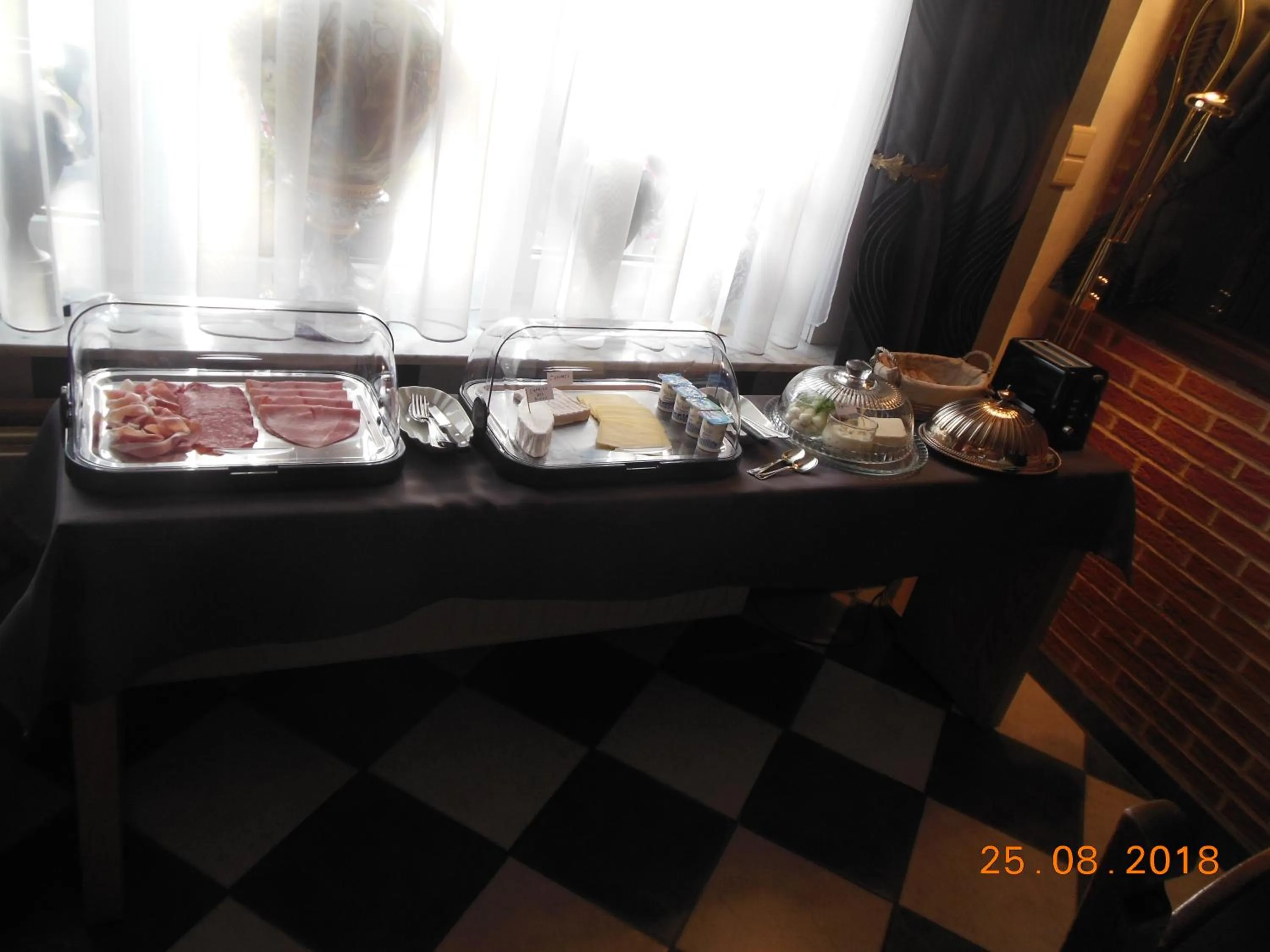 Buffet breakfast in Au trou perdu