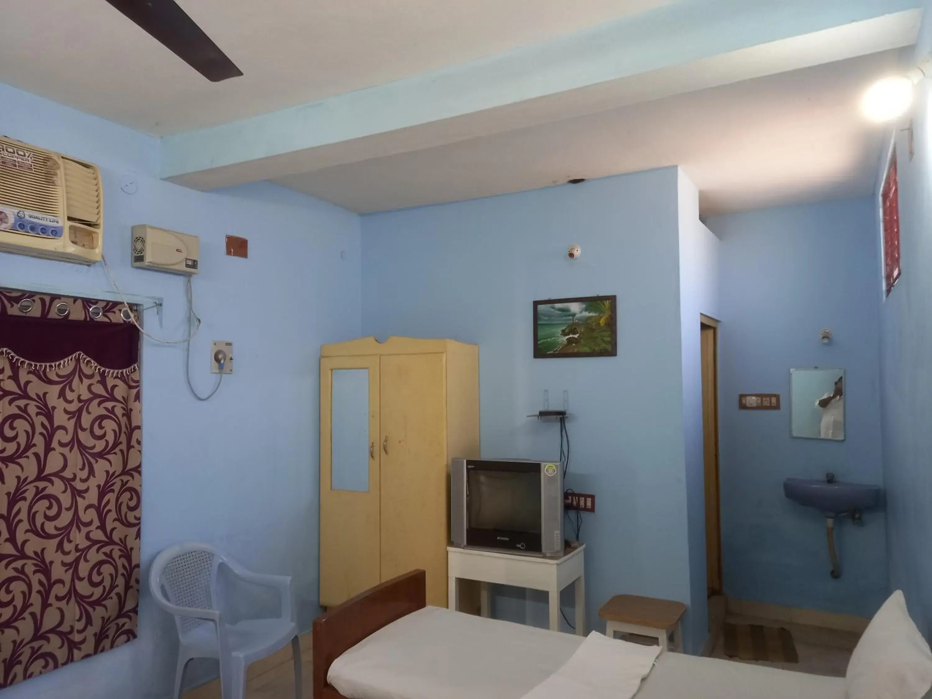 Deluxe Triple Room in Parisha Residency- Temple Side Hotel Deluxe Triple Room in Parisha Residency- Temple Side Hotel