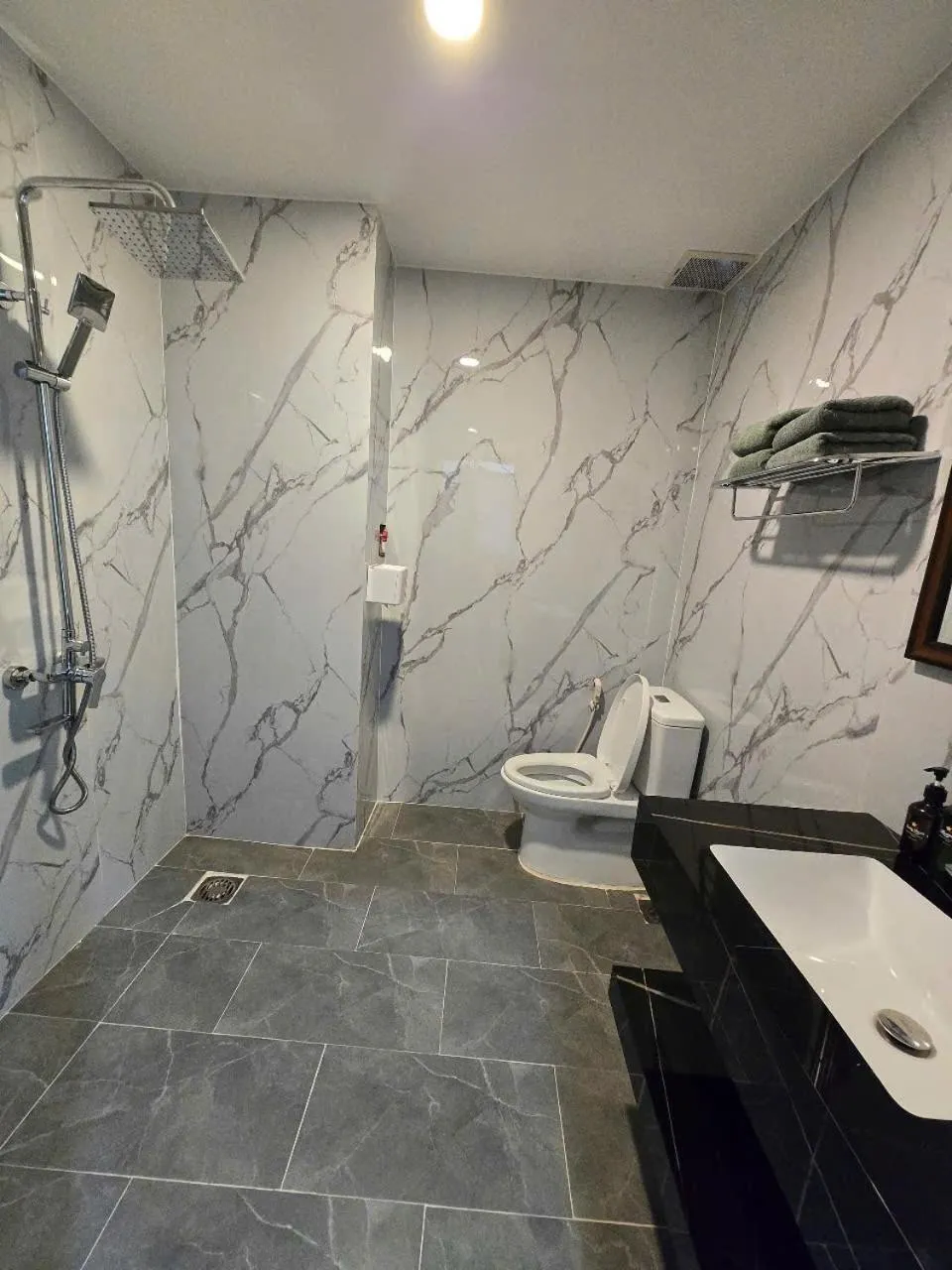 Bathroom in Ngoi Sao Phuong Nam Hotel