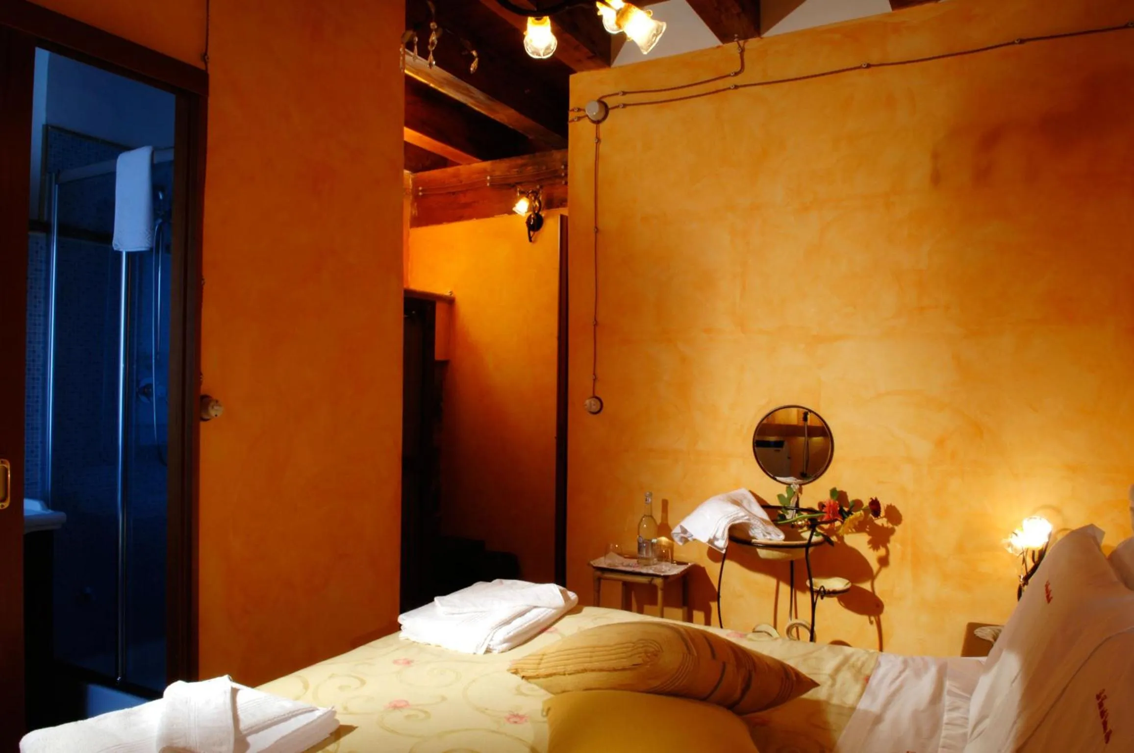 Photo of the whole room, Bed in La Casa sulla Collina d'Oro