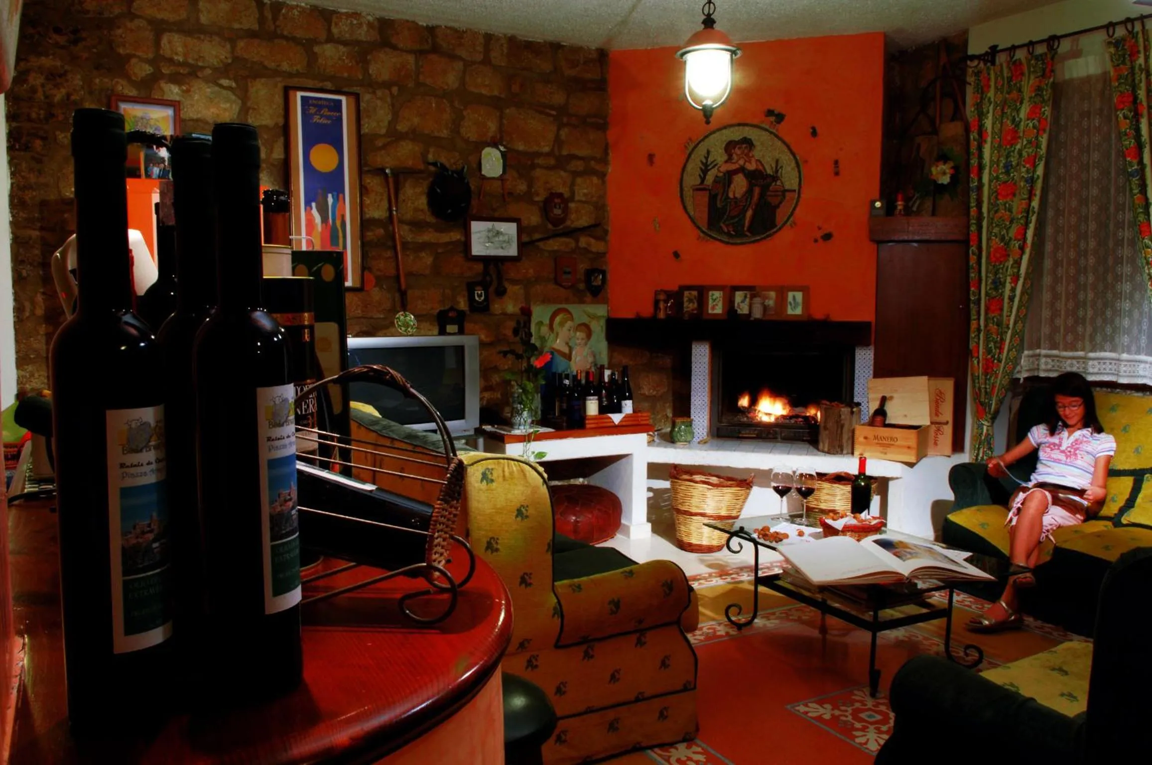 Communal lounge/ TV room in La Casa sulla Collina d'Oro