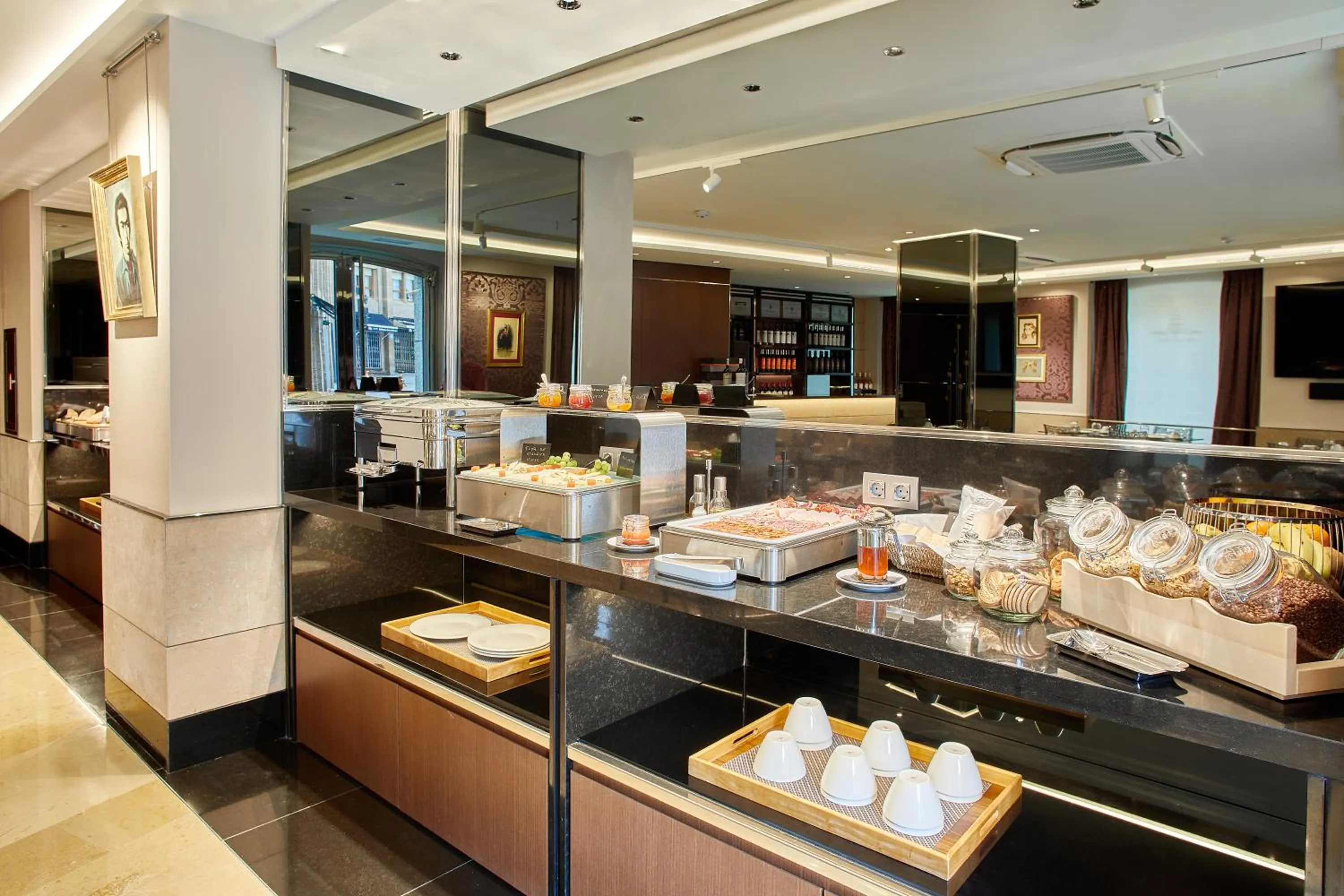 Breakfast in Nexus Valladolid Suites & Hotel
