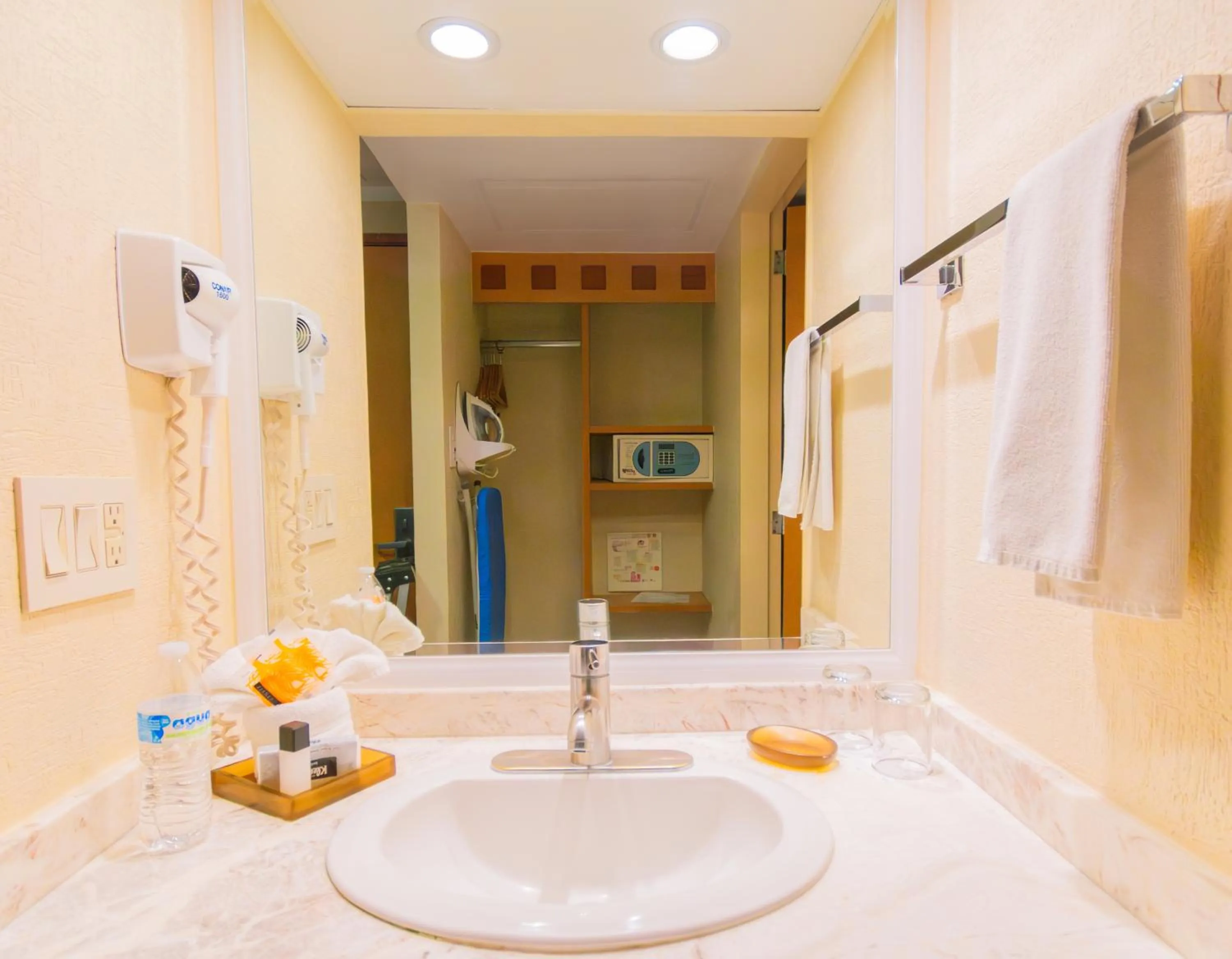 Bathroom in Hotel Mirabel