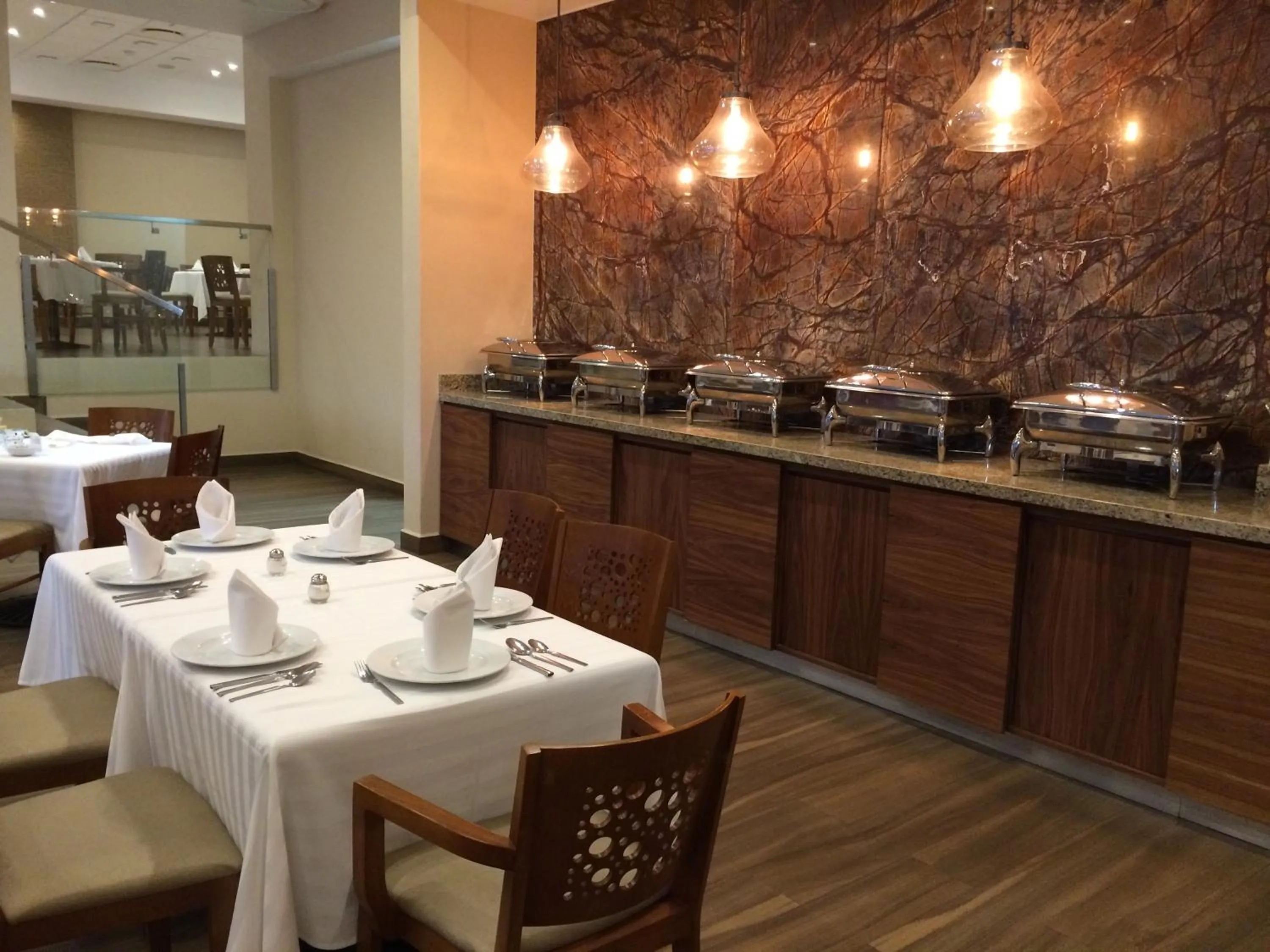 Restaurant/places to eat in Hotel Mirabel