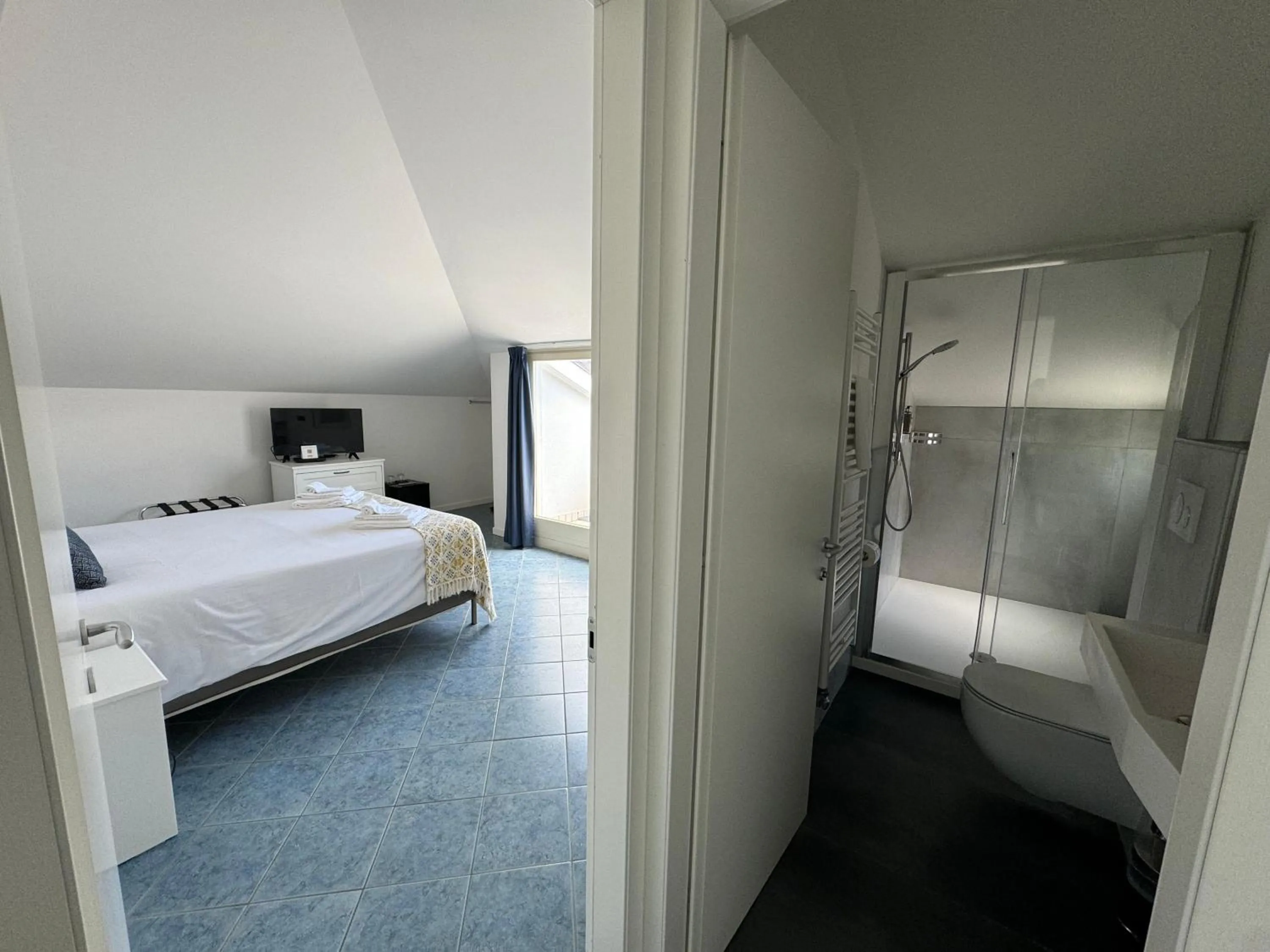 Bathroom, Bed in Hotel La Fontana