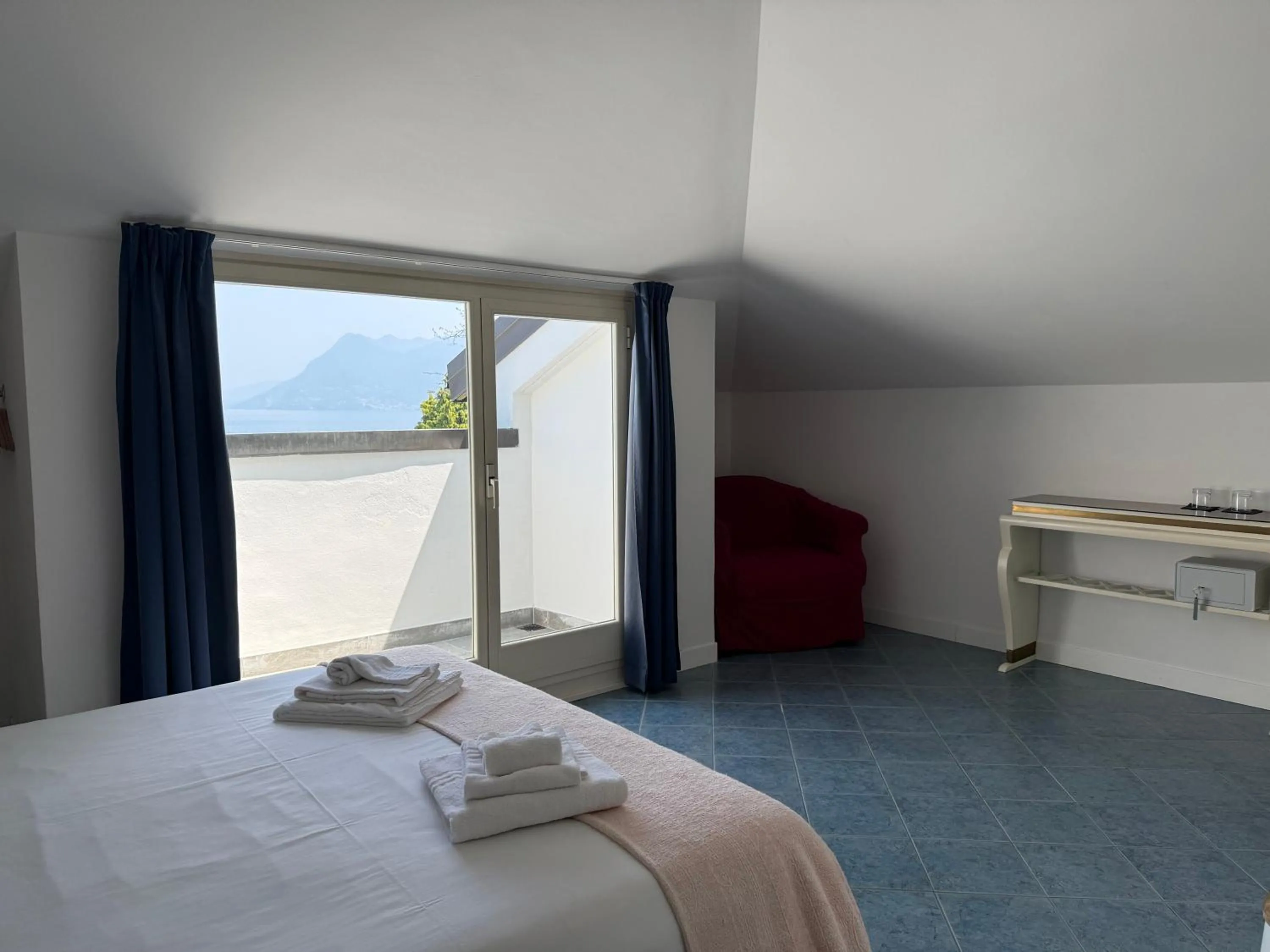 Balcony/Terrace, Bed in Hotel La Fontana