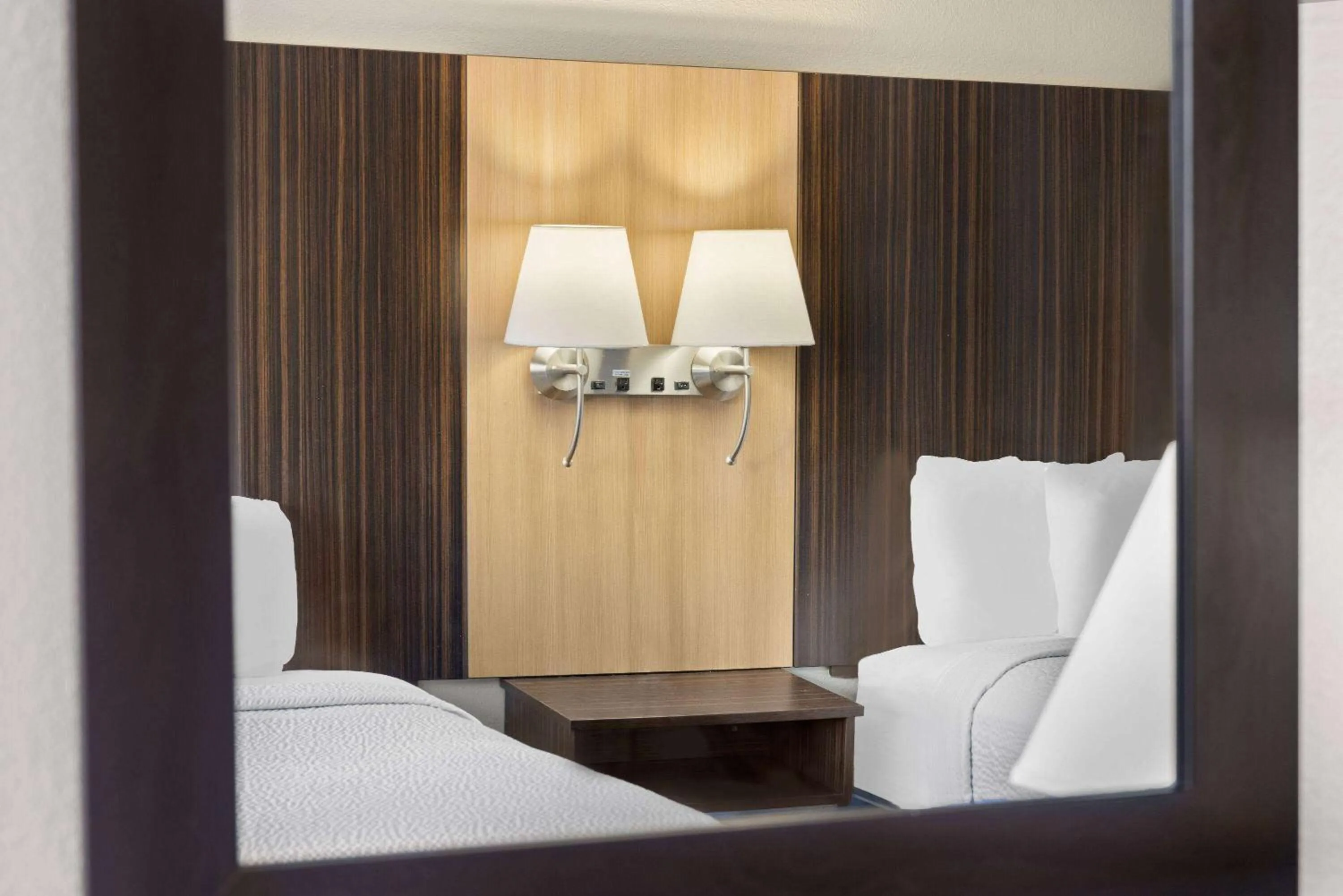 Photo of the whole room, Bed in Days Inn by Wyndham Tonawanda/Buffalo