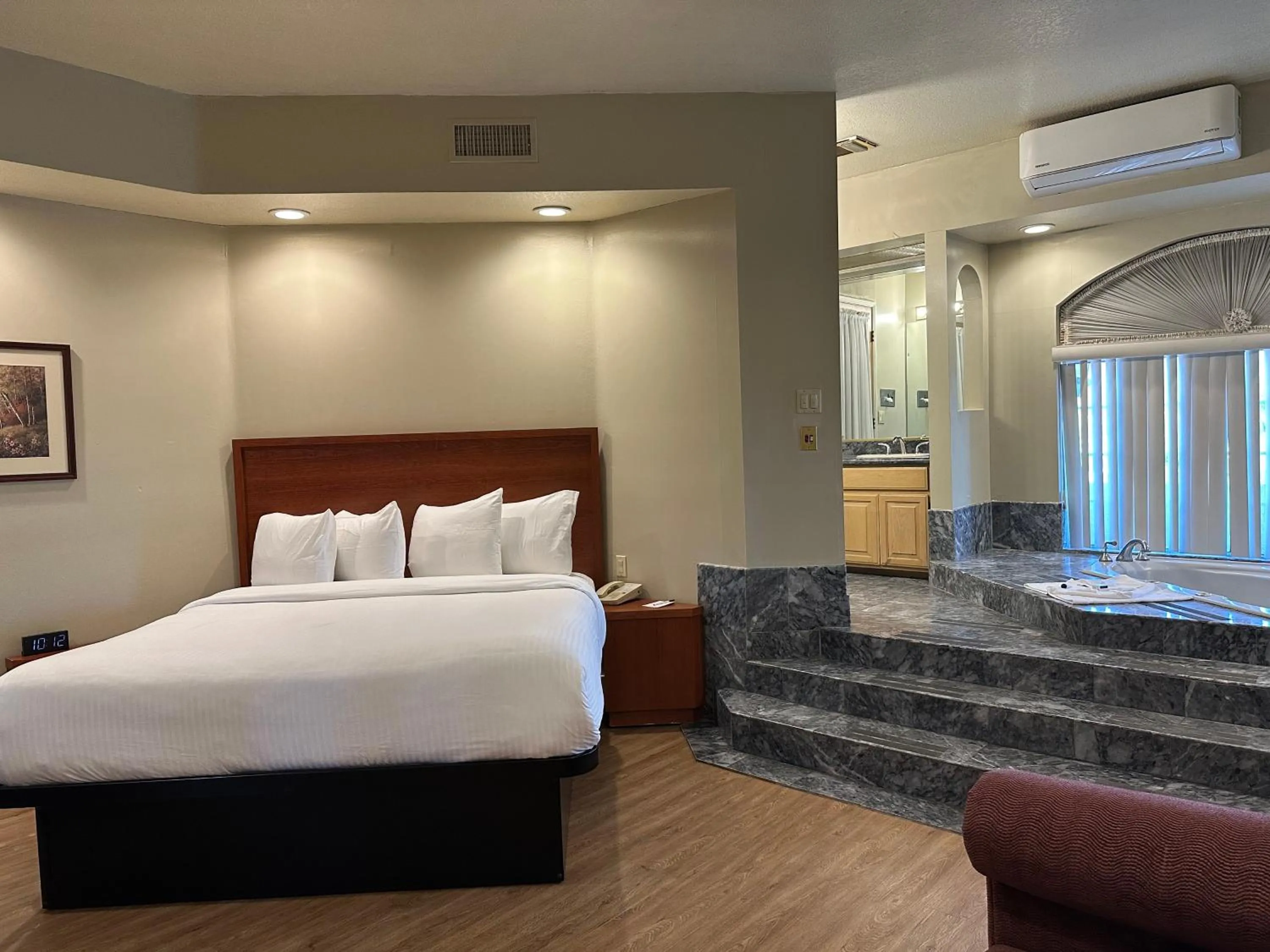 Bedroom, Bed in Park Suites Hotel