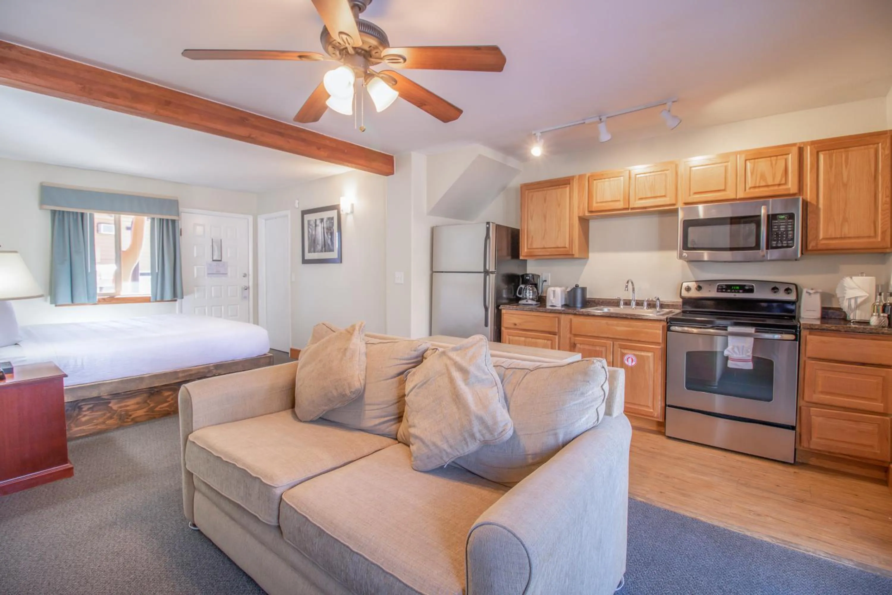 Seating area, Bed in Murphy's River Lodge