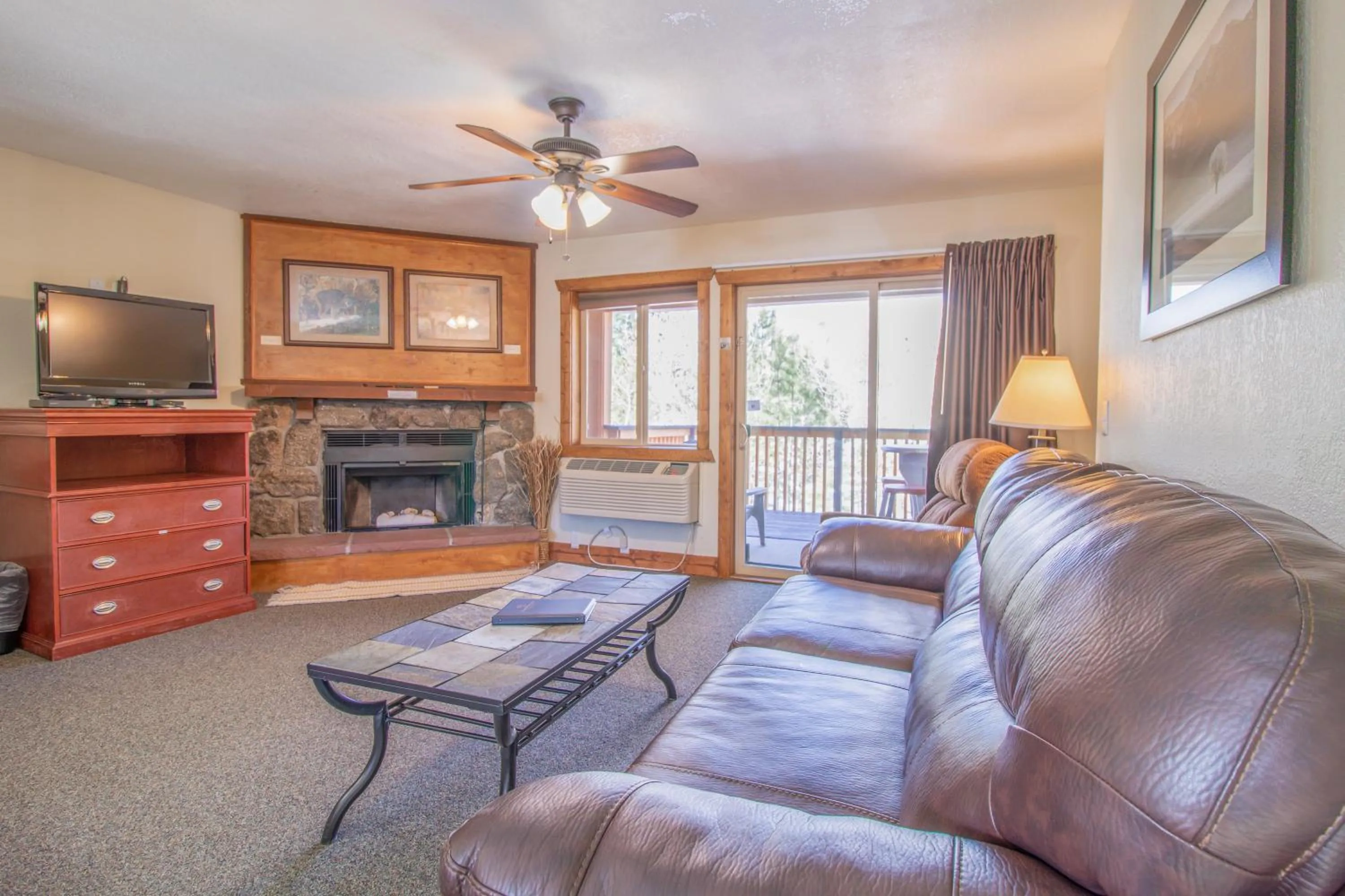 Living room in Murphy's River Lodge