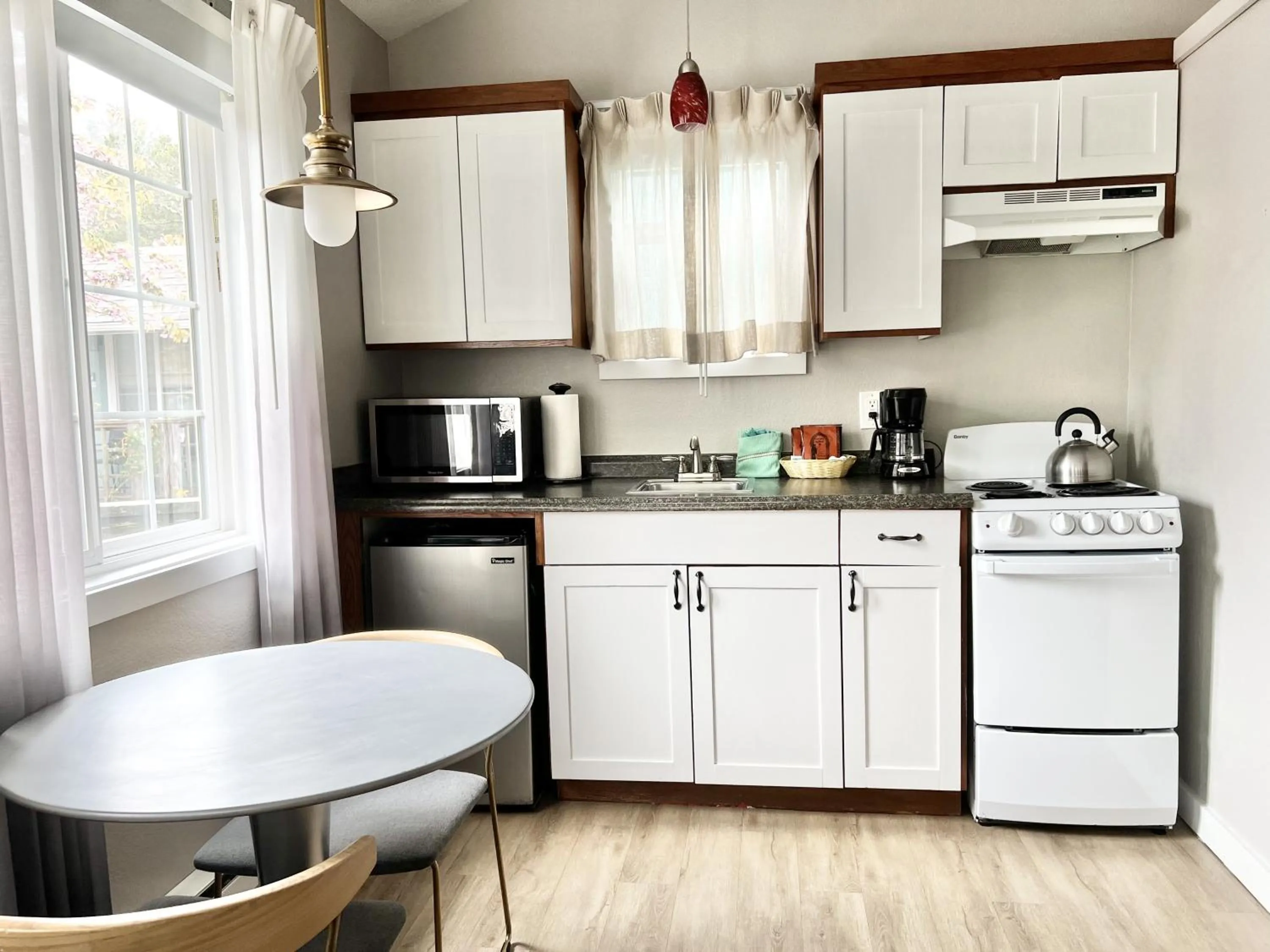 Kitchen or kitchenette in Inn at Haystack Rock