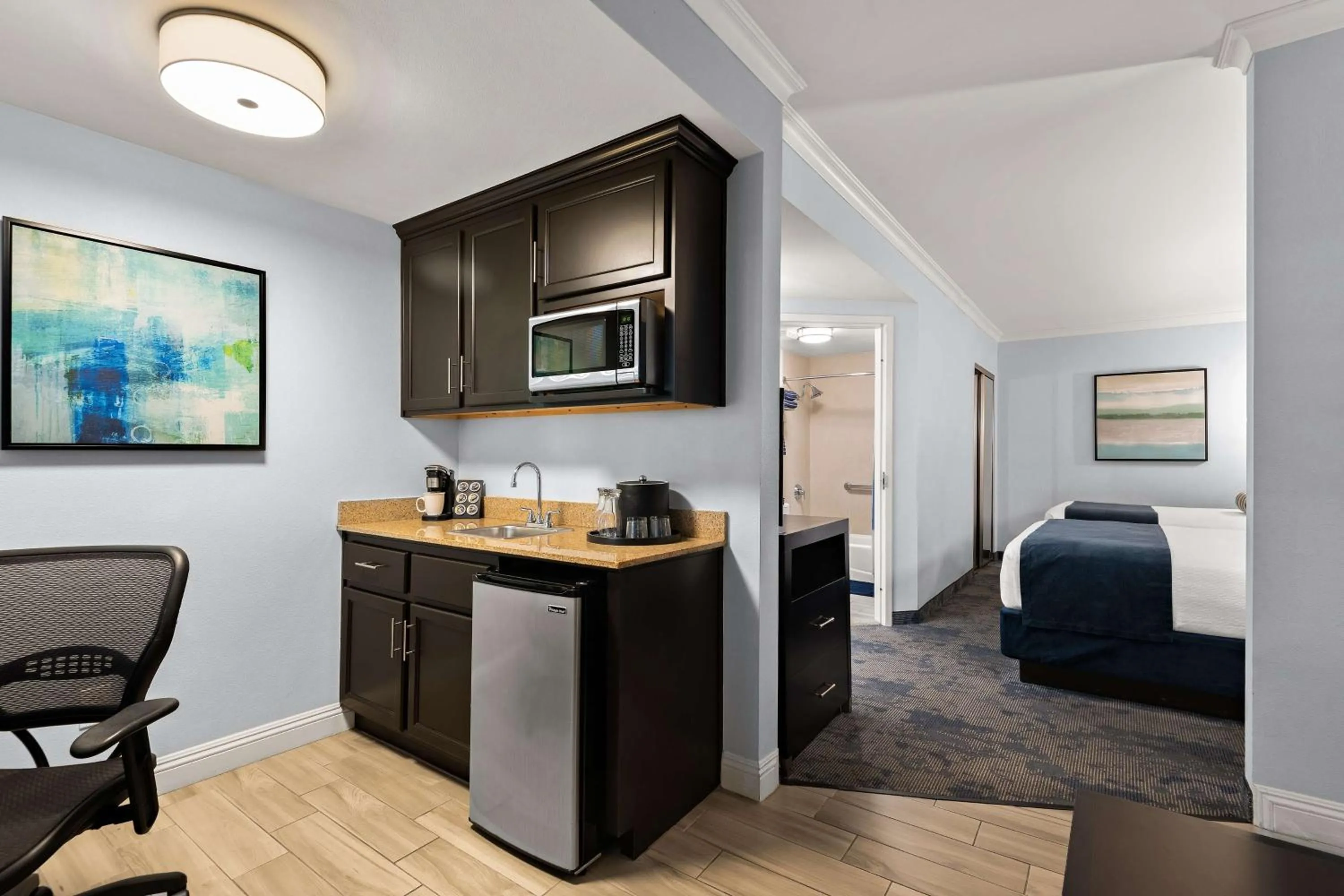 Bedroom in Best Western Plus Manhattan Beach Hotel