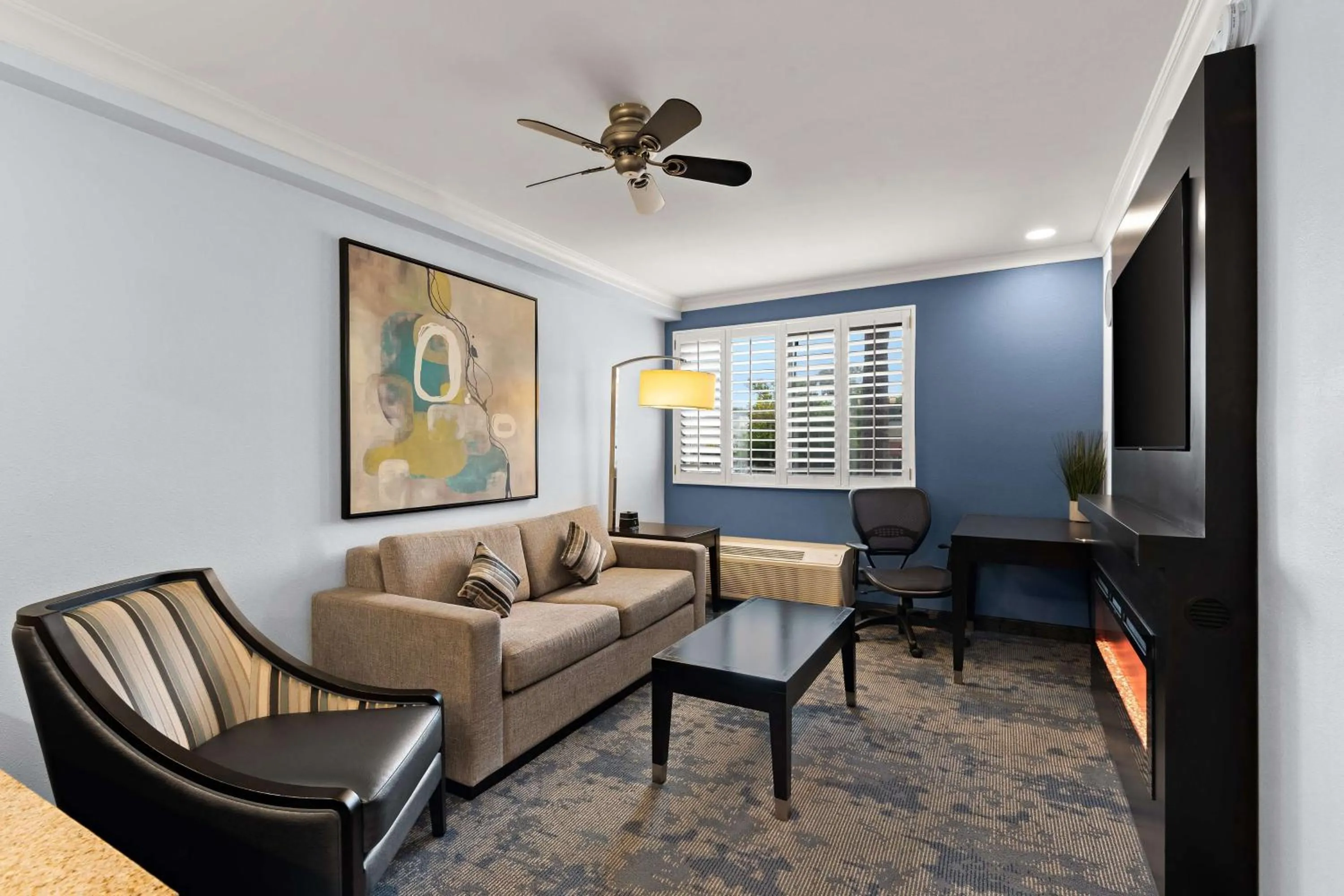 Bedroom in Best Western Plus Manhattan Beach Hotel