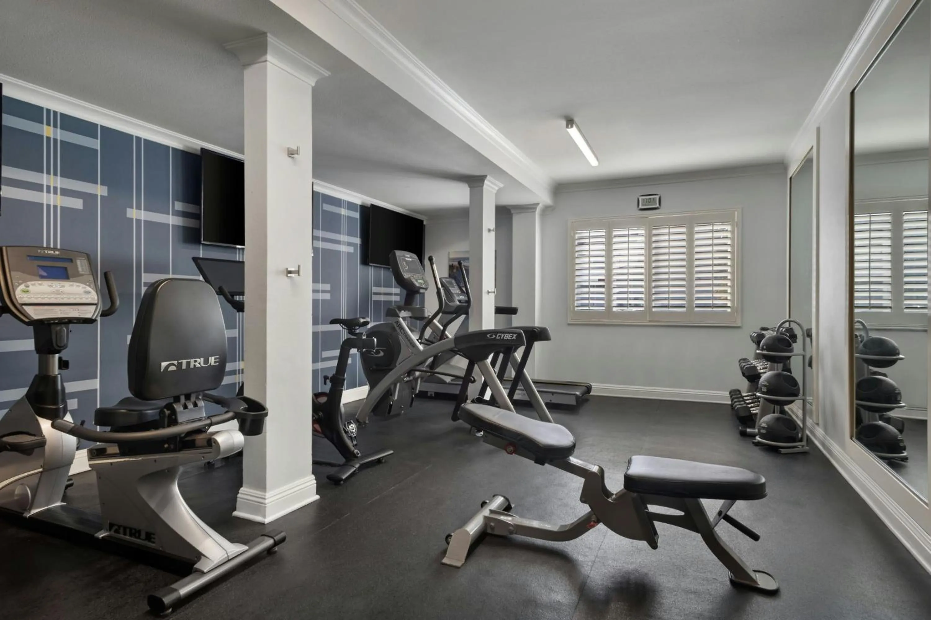 Fitness centre/facilities in City Express by Marriott Manhattan Beach