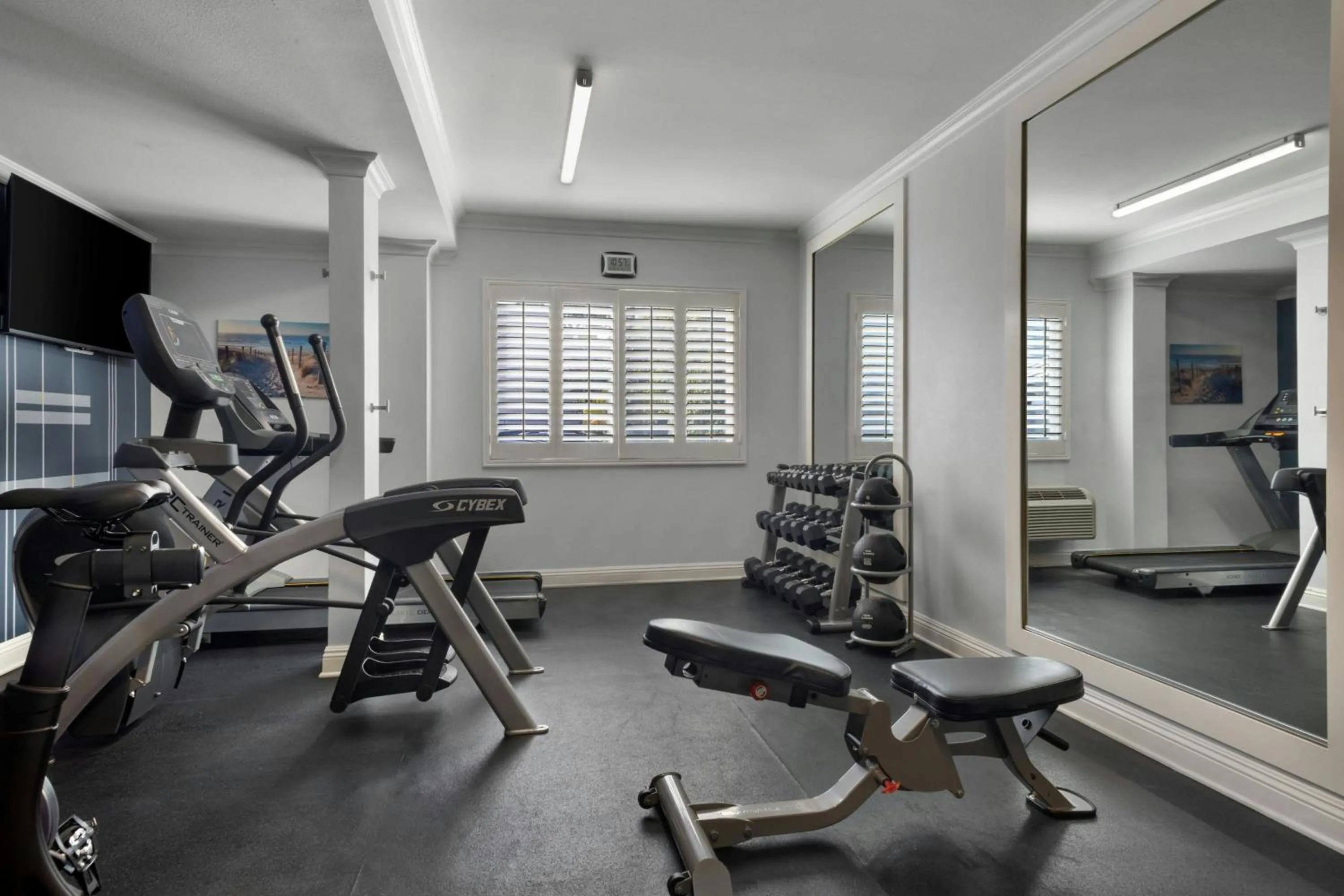 Fitness centre/facilities in City Express by Marriott Manhattan Beach