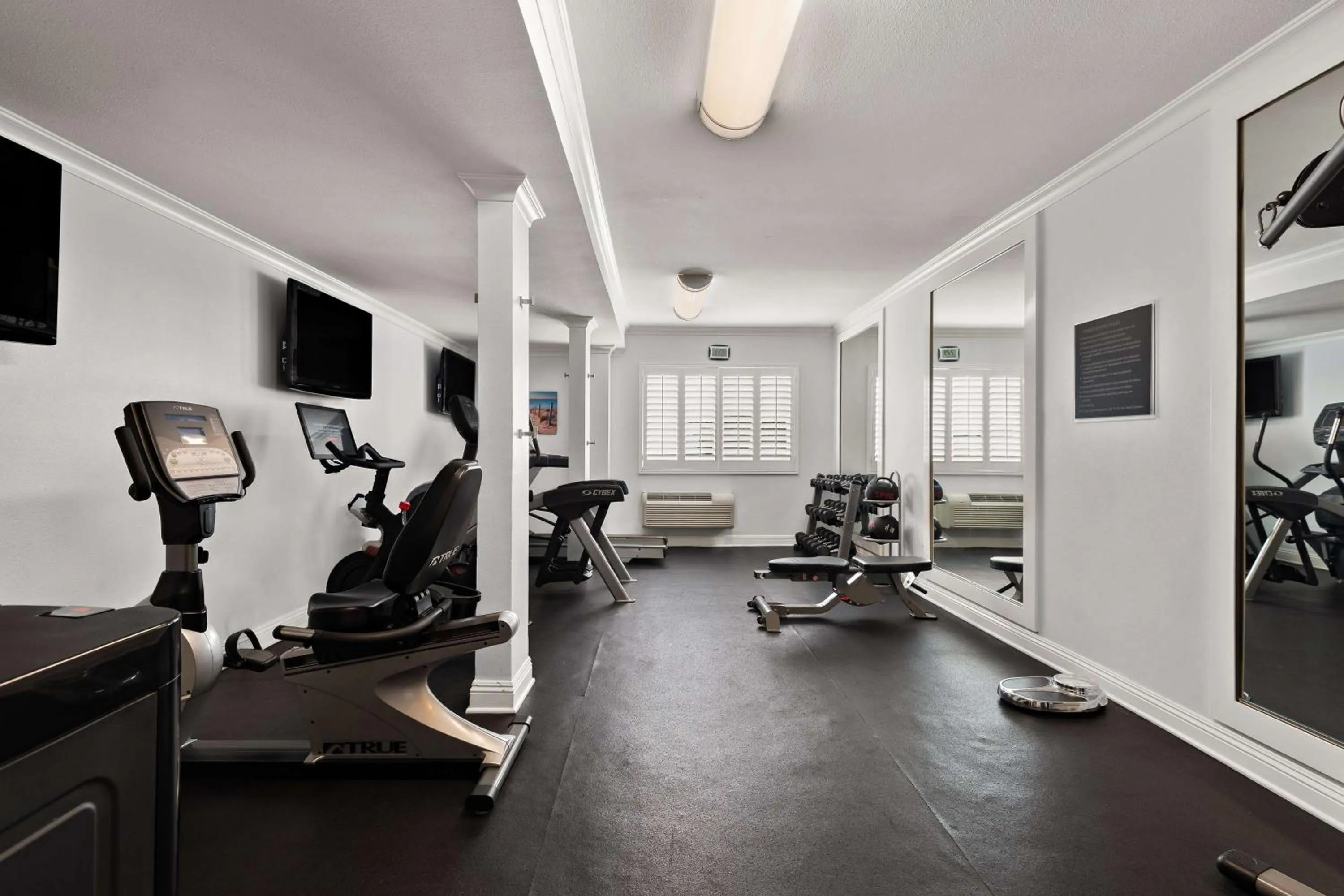Fitness centre/facilities in Best Western Plus Manhattan Beach Hotel
