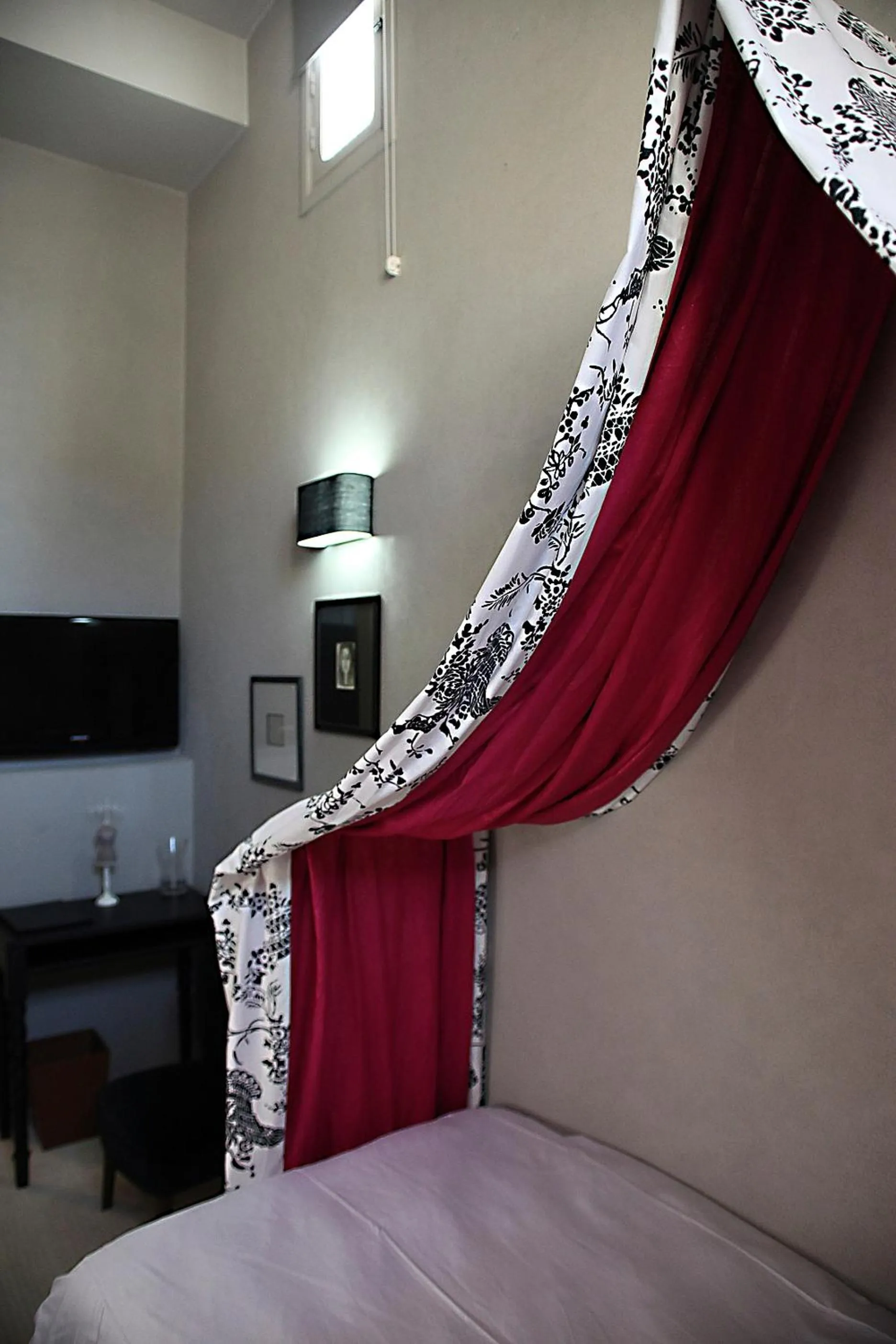 Decorative detail, Bed in L'Alcazar