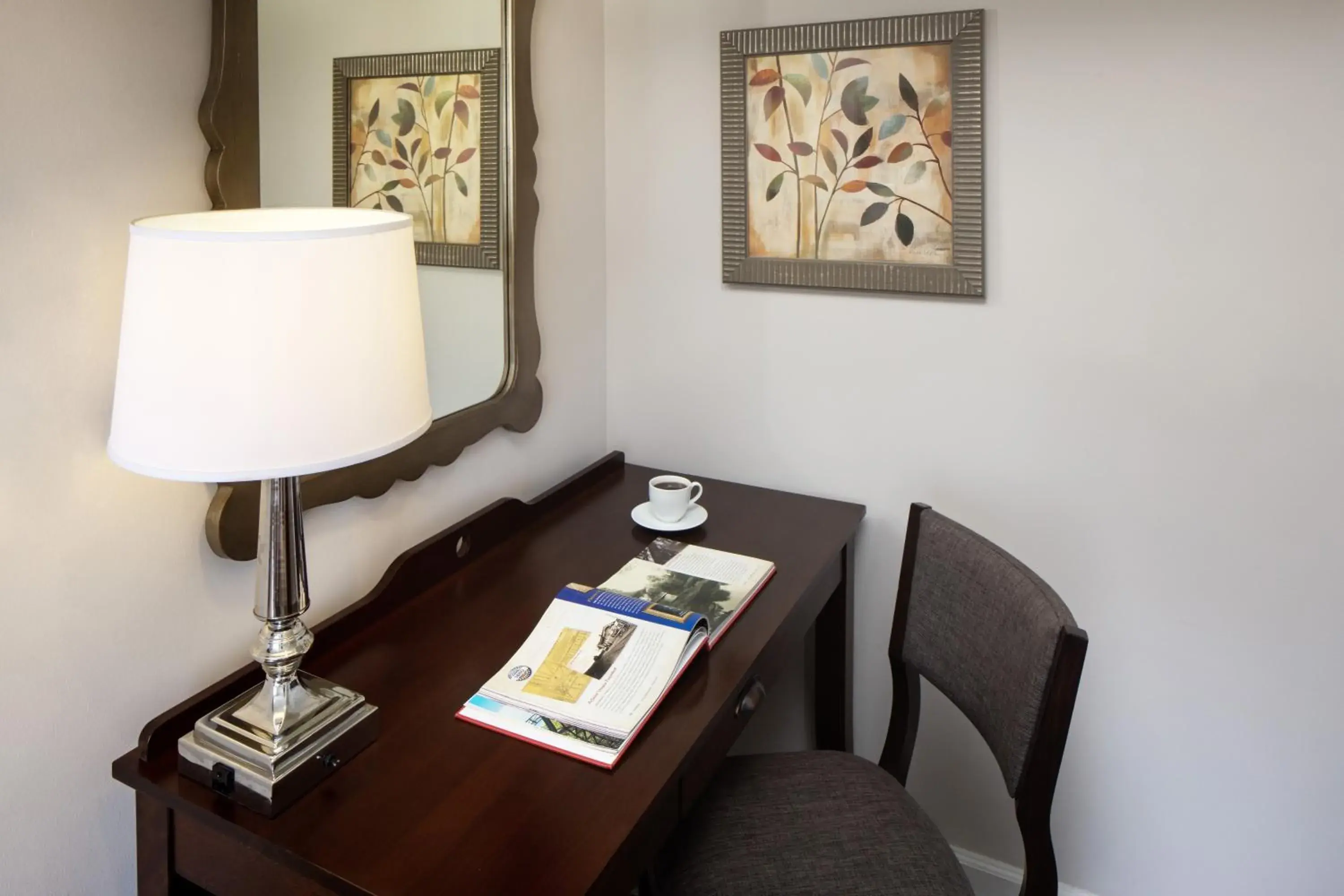 Deluxe Queen Room in The Elms Hotel & Spa, a Destination by Hyatt Hotel Deluxe Queen Room in The Elms Hotel & Spa, a Destination by Hyatt Hotel