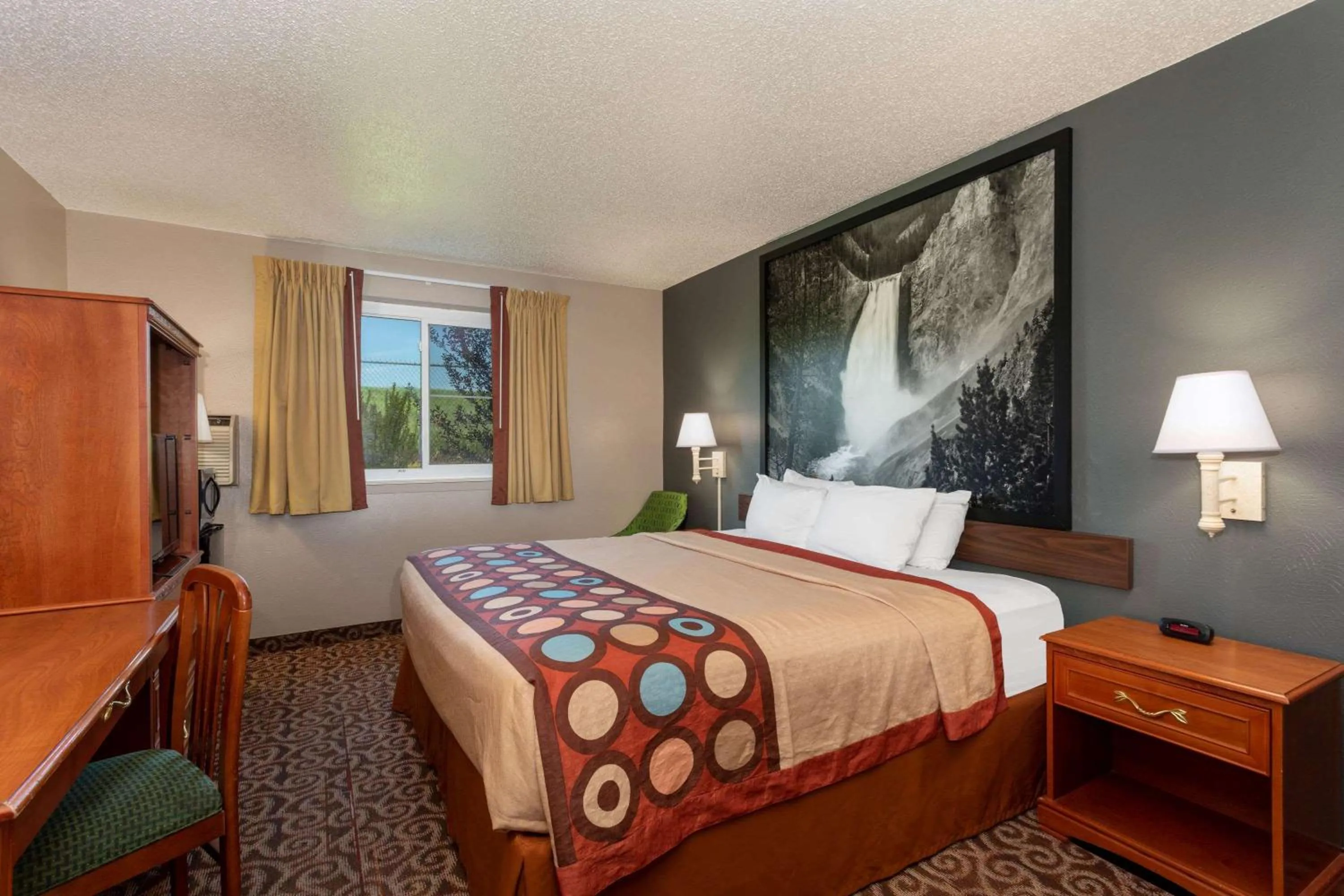 Photo of the whole room, Bed in Super 8 by Wyndham Gillette