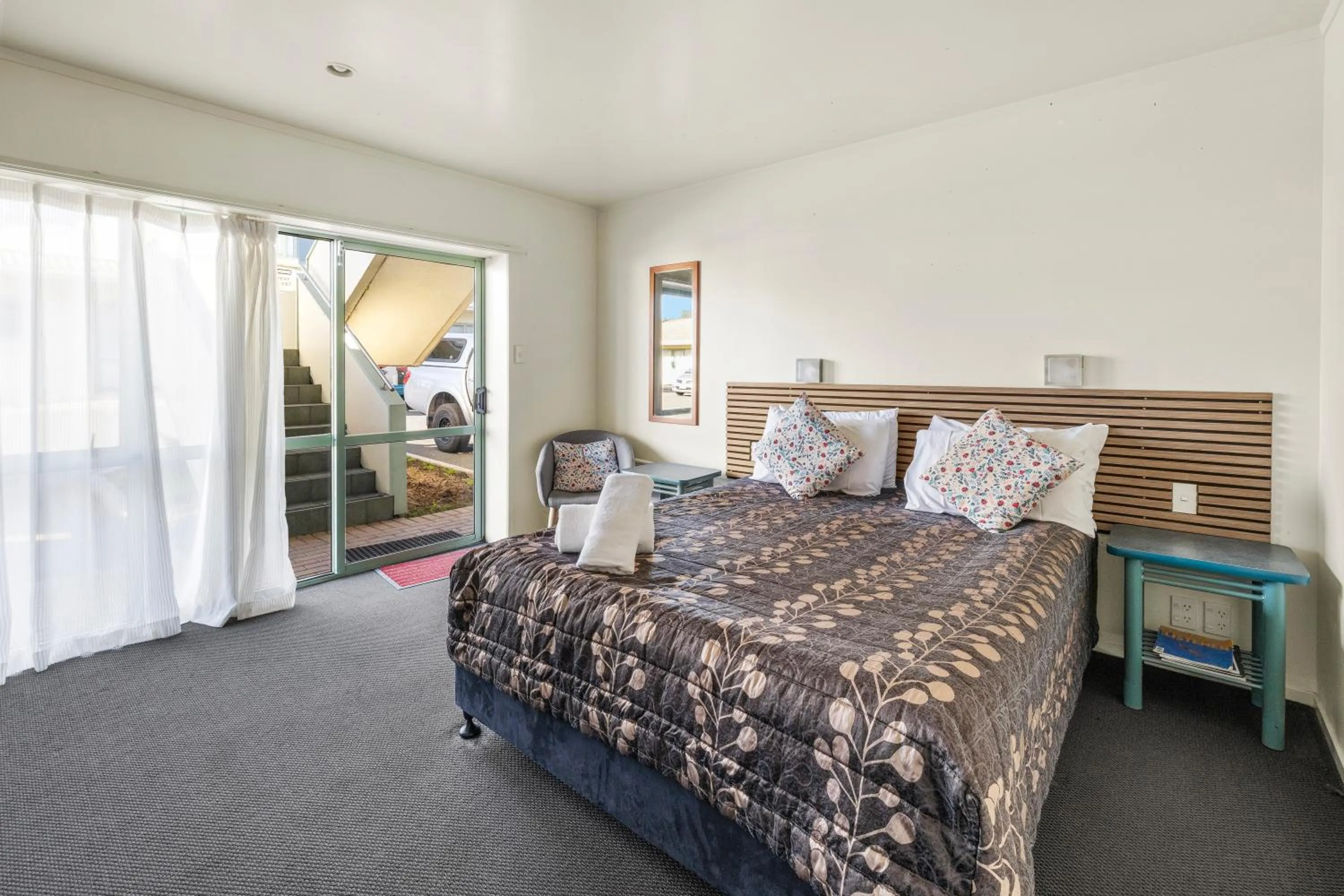 Bed in Birchwood Spa Motel