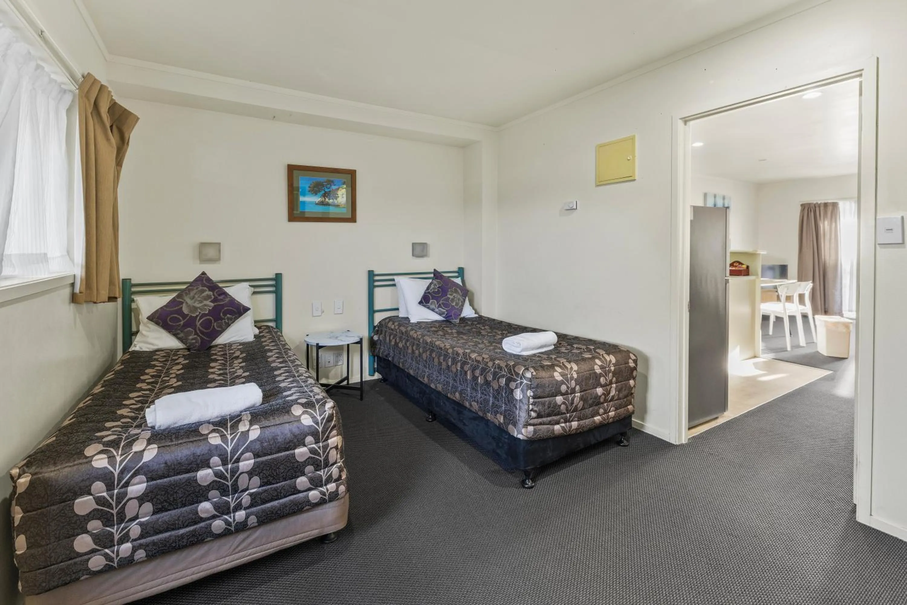 Bed in Birchwood Spa Motel