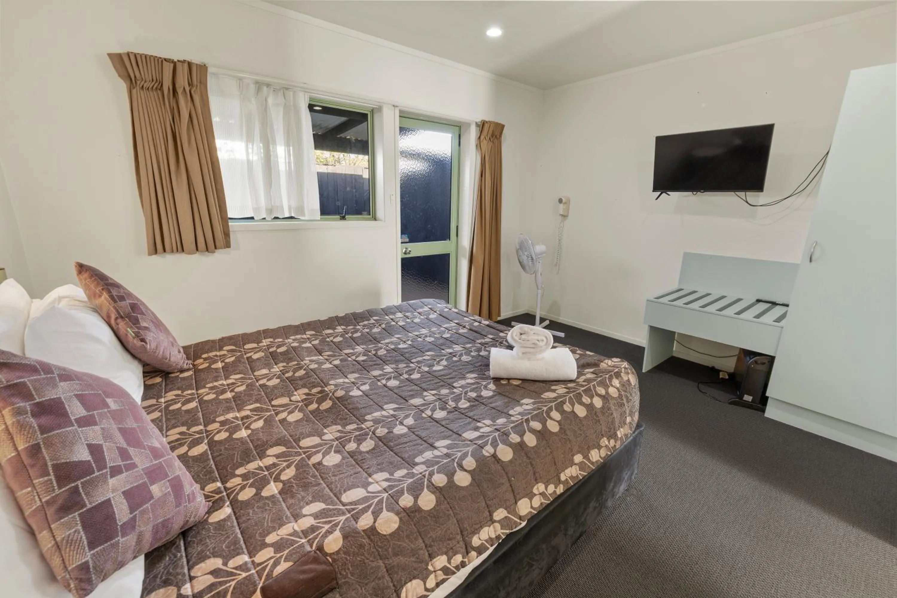 Bed in Birchwood Spa Motel