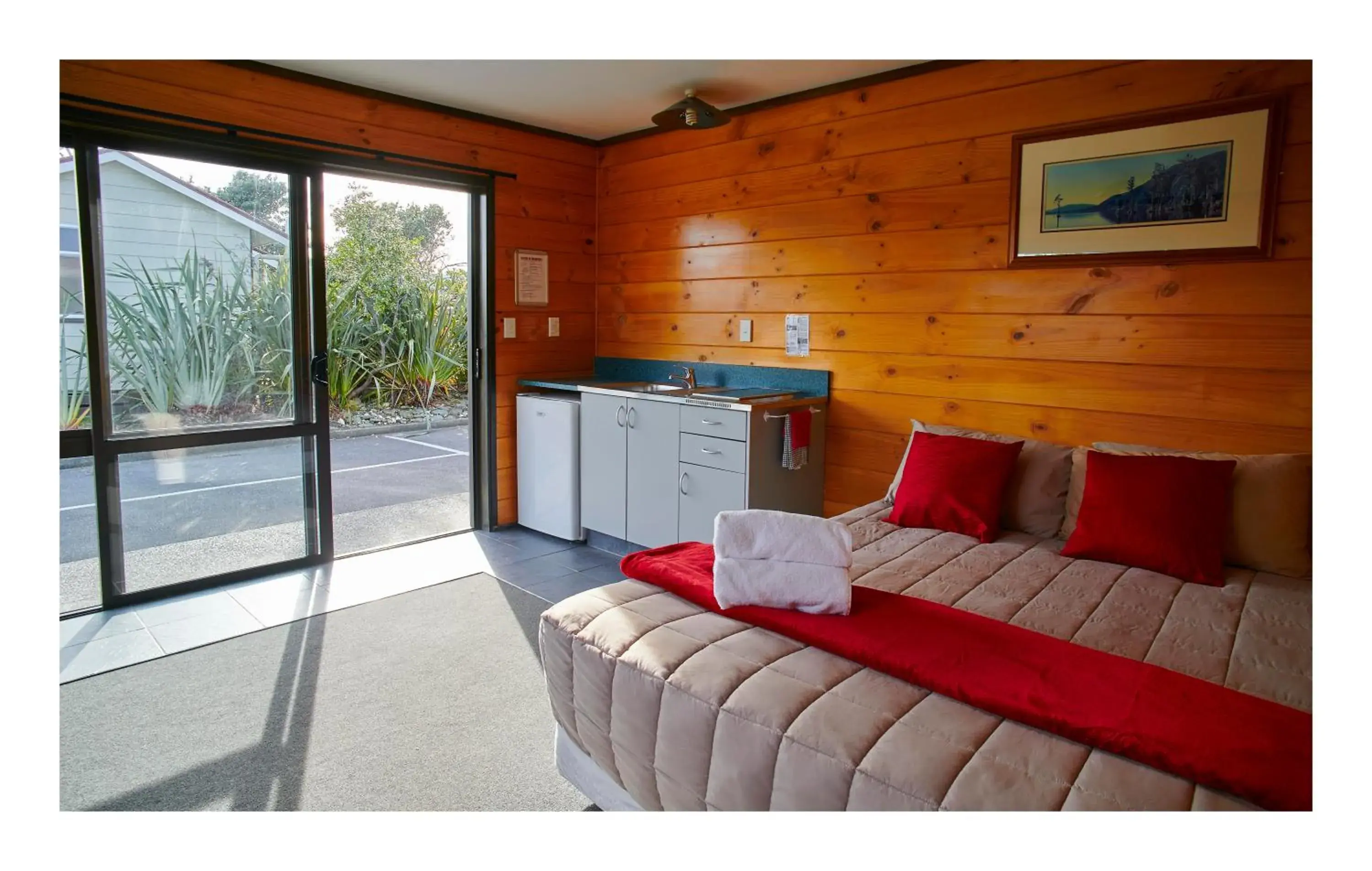 Large Cabin with Kitchenette and Shared Bathroom (7 Guests) in Greymouth Seaside TOP 10 Holiday Park Large Cabin with Kitchenette and Shared Bathroom (7 Guests) in Greymouth Seaside TOP 10 Holiday Park