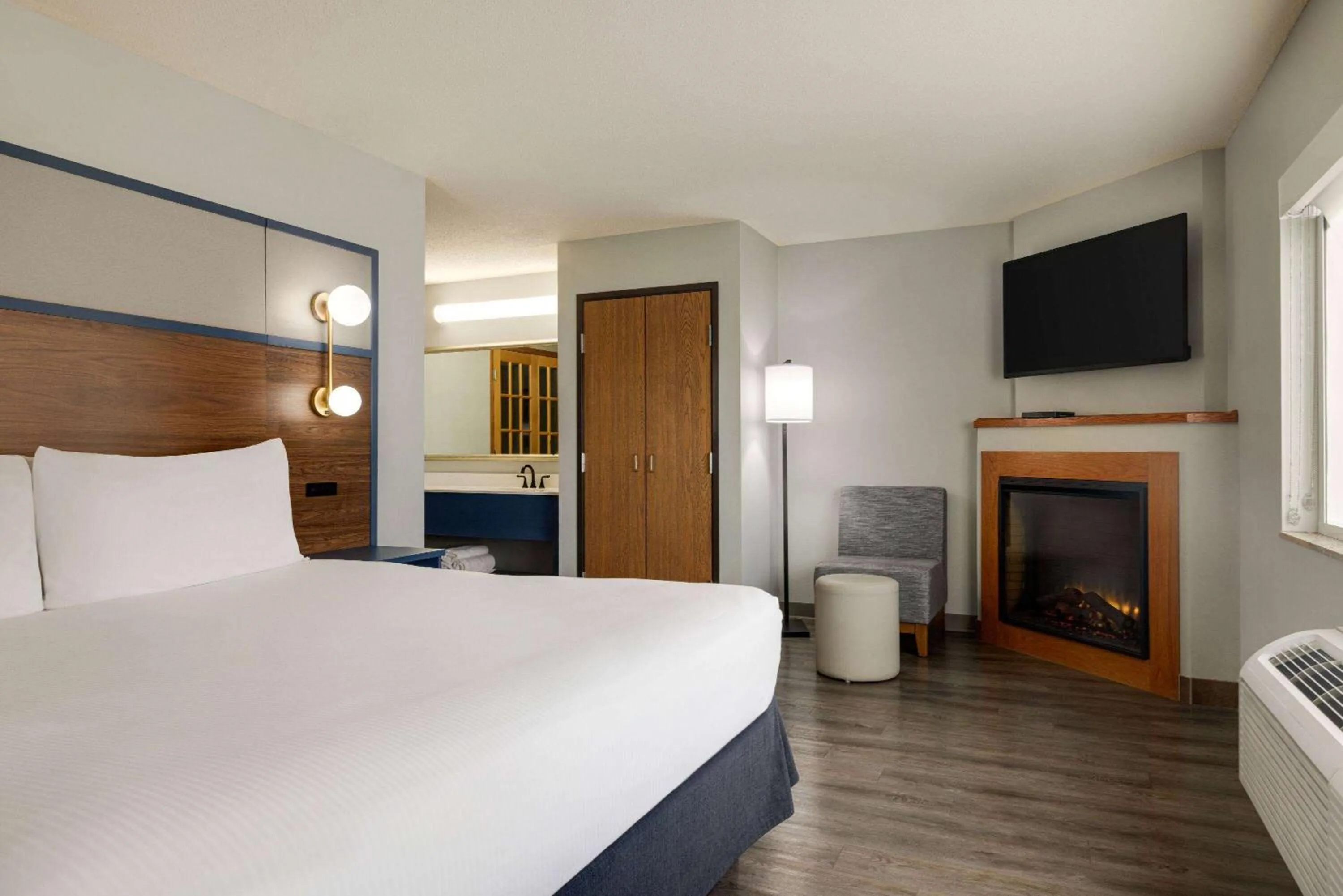 Photo of the whole room, Bed in AmericInn by Wyndham Lincoln South