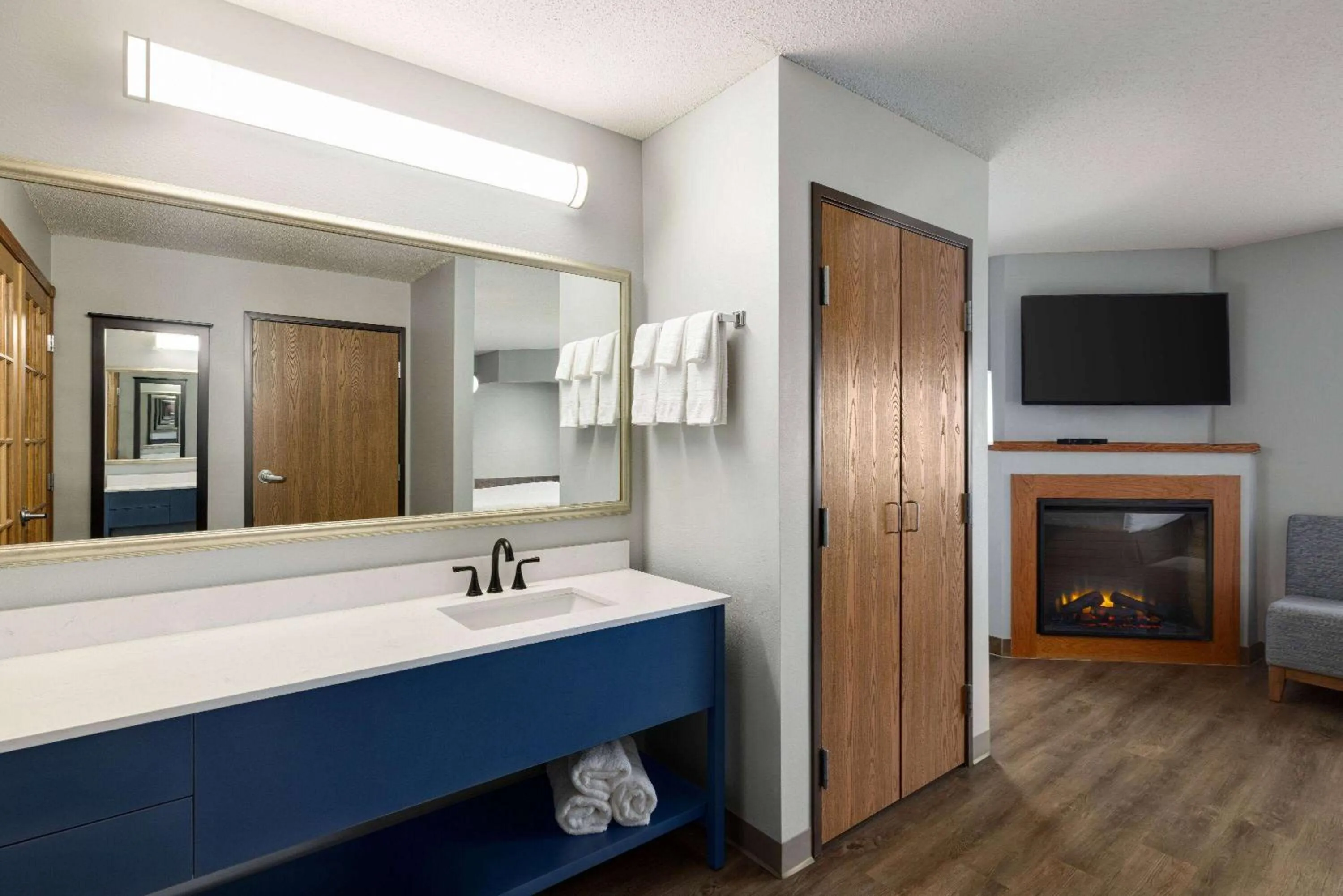 Bathroom, Bed in AmericInn by Wyndham Lincoln South