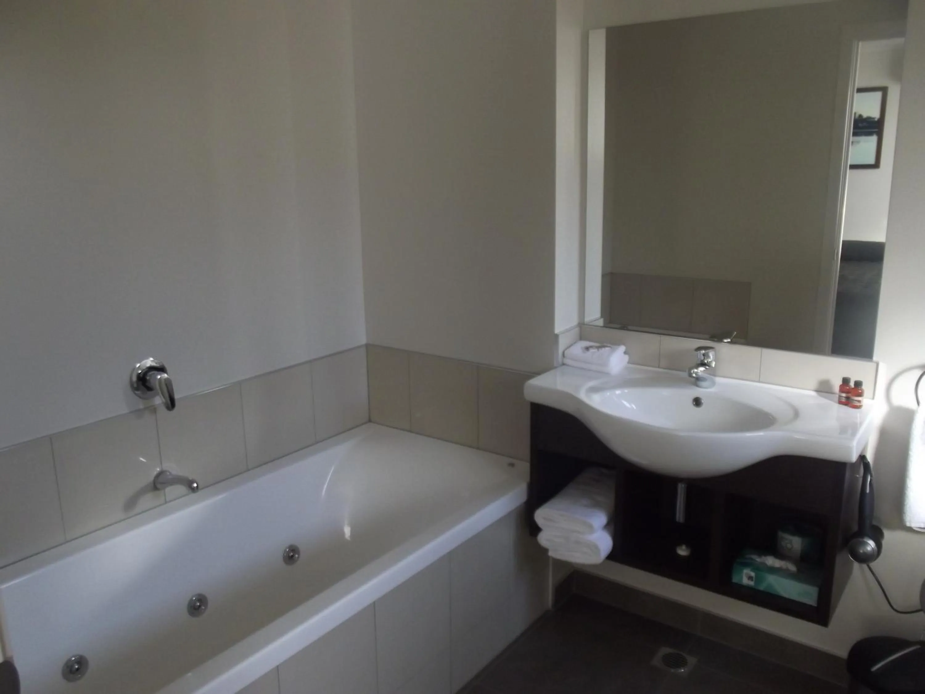 Bathroom in Arena Court Motel