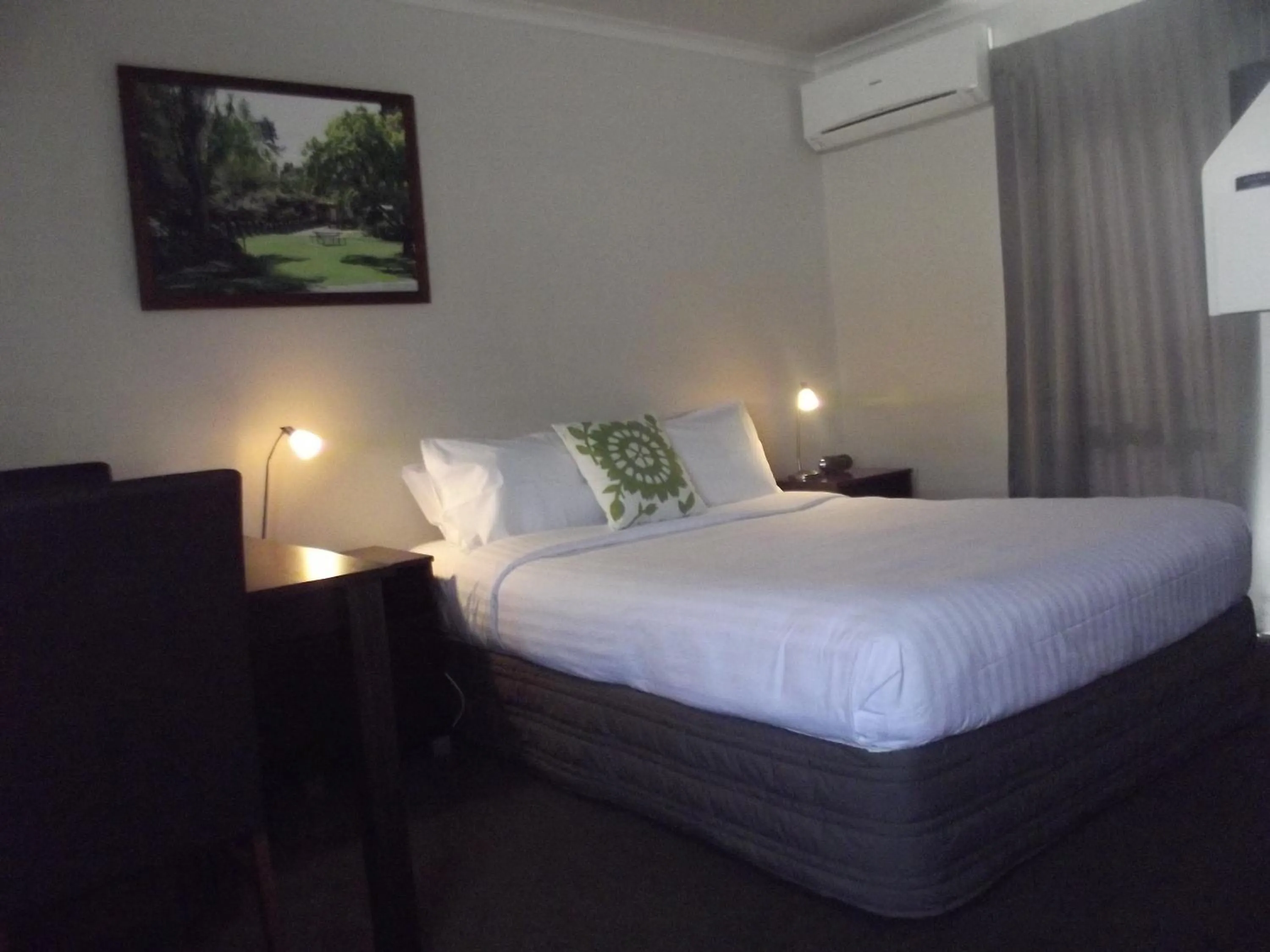 Bed in Arena Court Motel